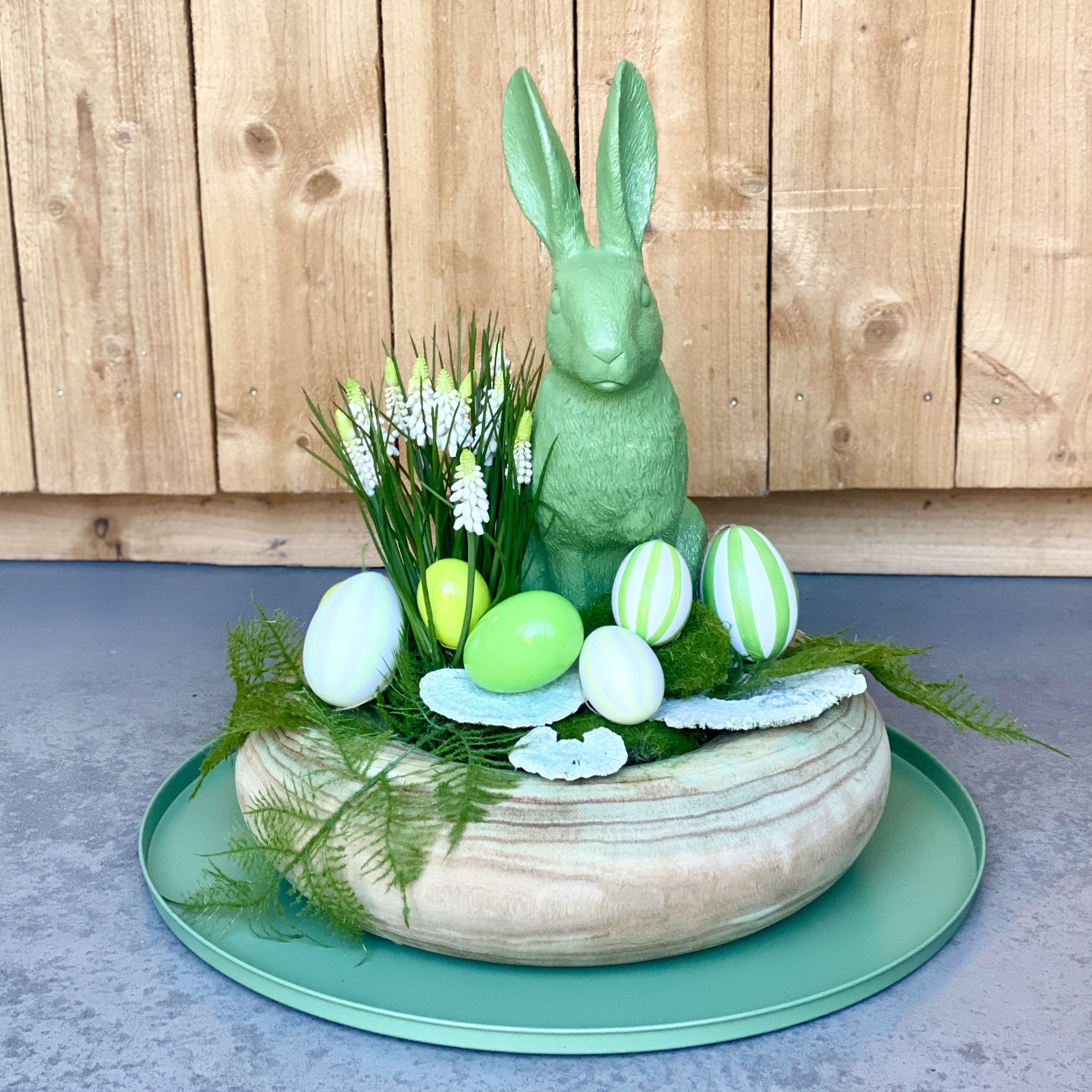 Osterkranz auf Metall-Tablett H45cm, grün