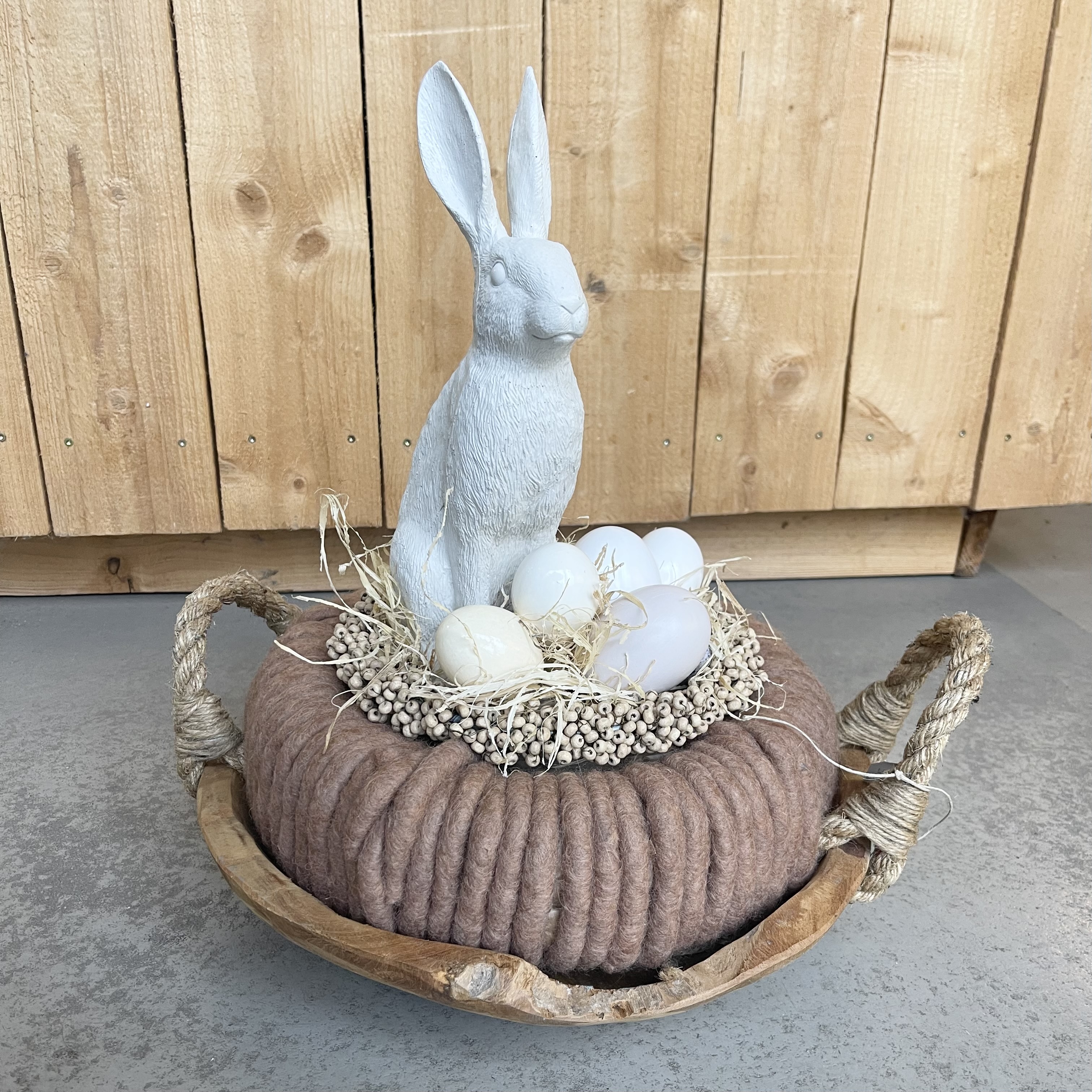 Wollkranz Hase  Camel in Teakholzschale D40cm, natur/taupe/braun