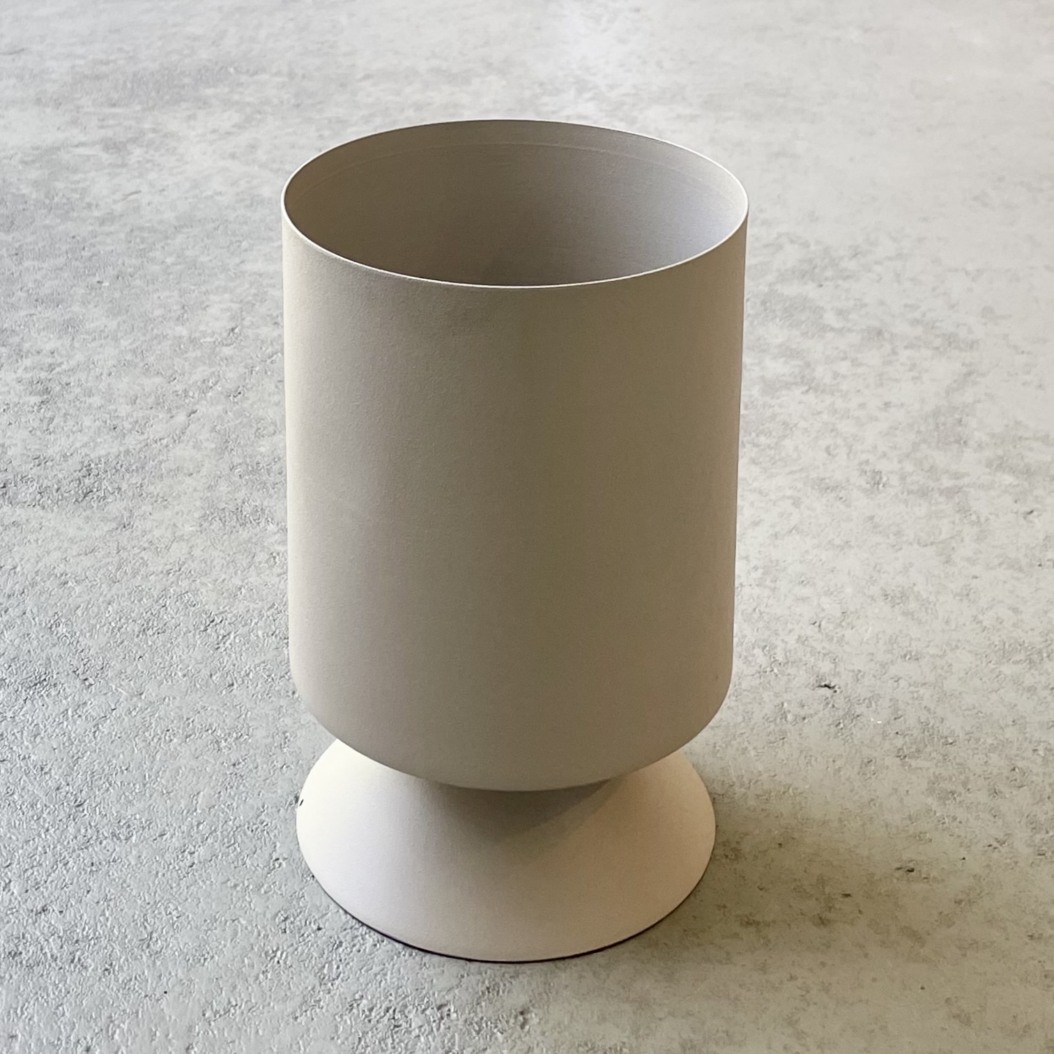 Metall-Vase "Allegra" auf Fuß H21cm, D14cm, creme