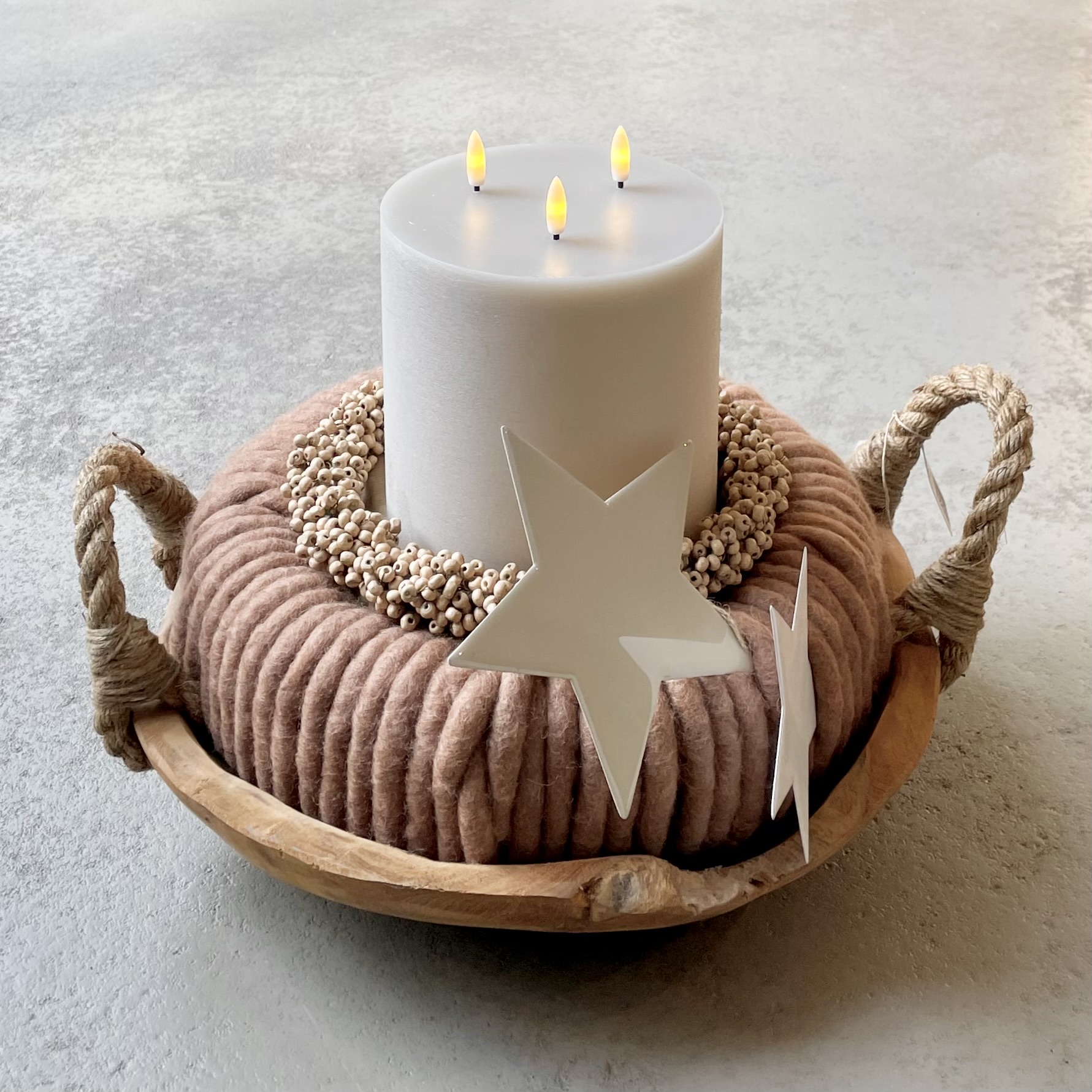 Lehnerwollekranz "Sterne" in Teakholzschale mit LED-Dreidochtkerze D40cm, natur/taupe/braun