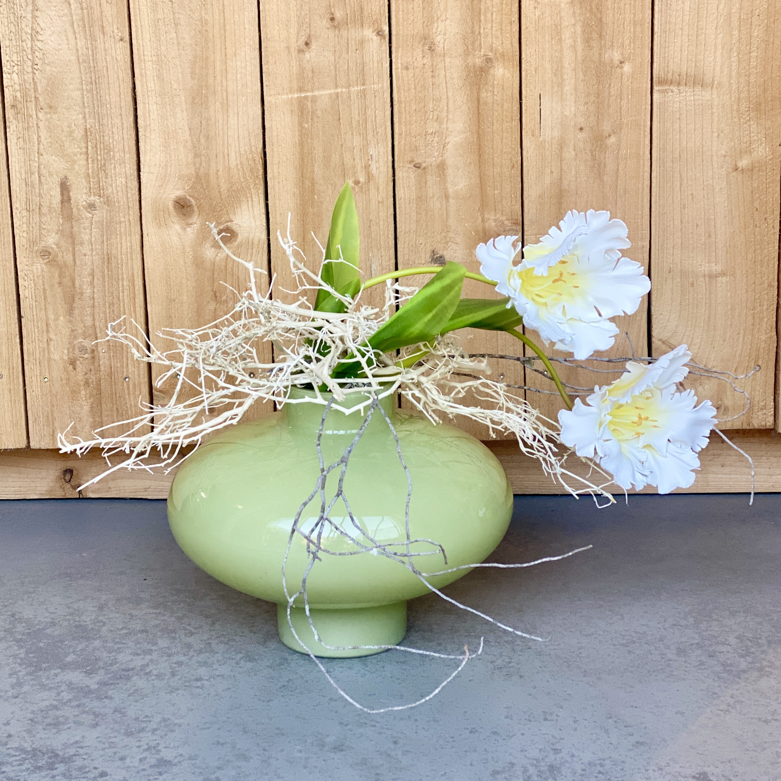 Glasvase mit Tulpen und Zweigen, H40cm, grün