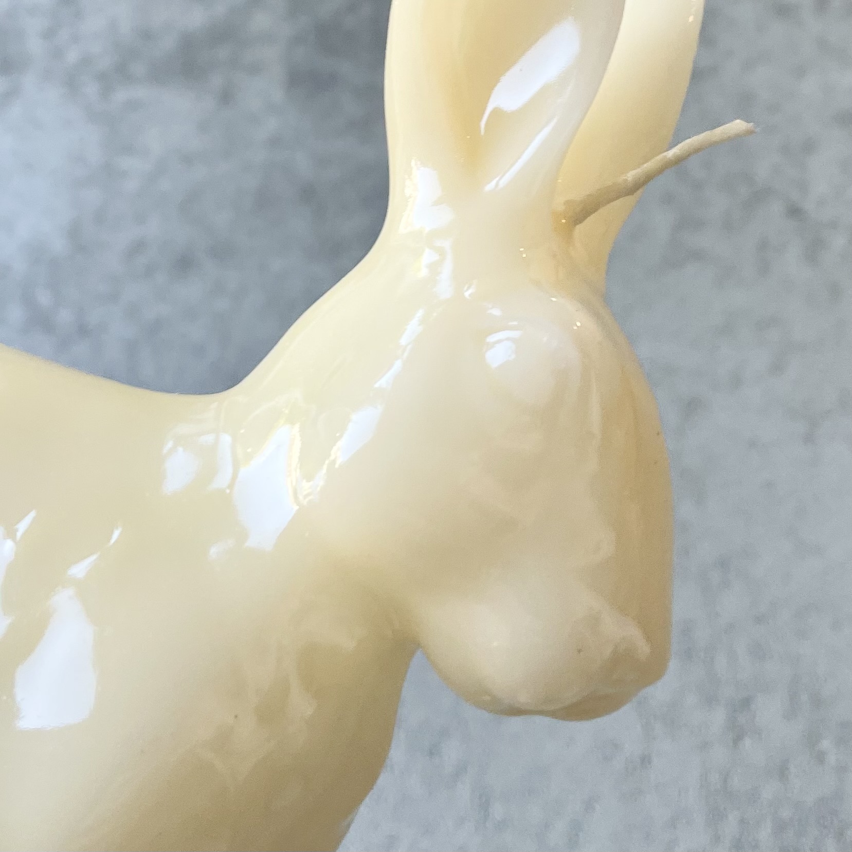 Hochglanz Objektkerze "Hase" H22cm, Quitte