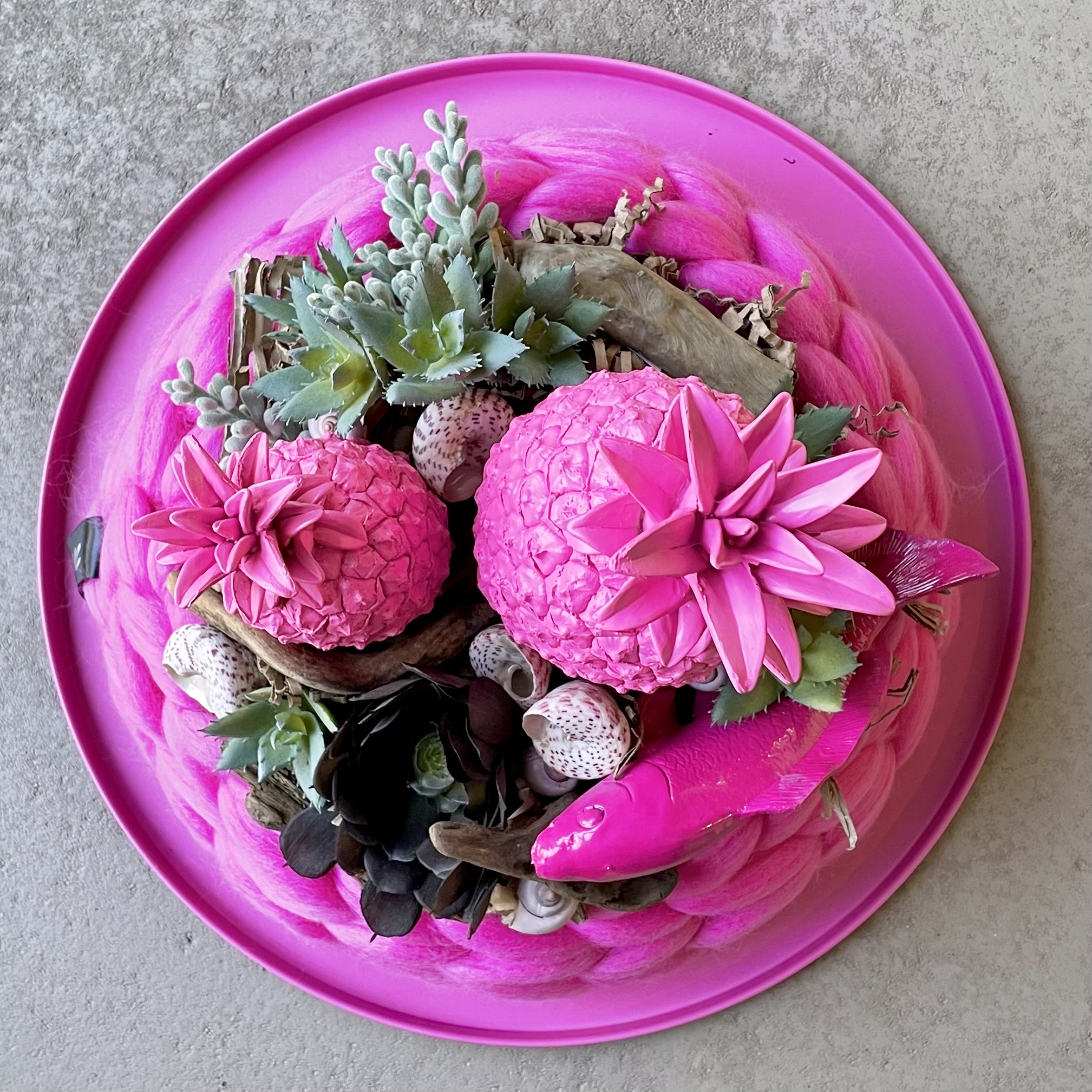 Großer Sommerkranz "Ananas" auf Metalltablett D50cm, natur/pink