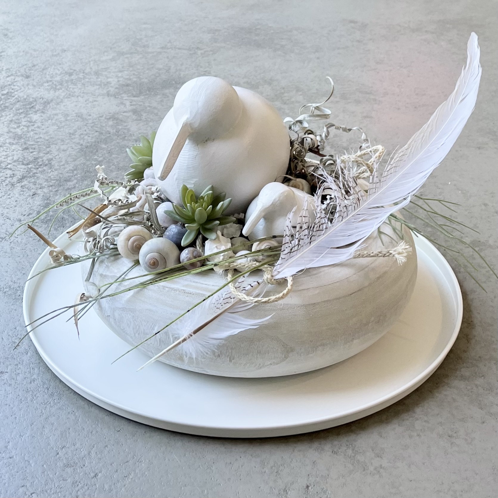Großer Sommerkranz "Vogelmutter Mino mit Kind" auf Metalltablett D50cm, weiß/natur/grün