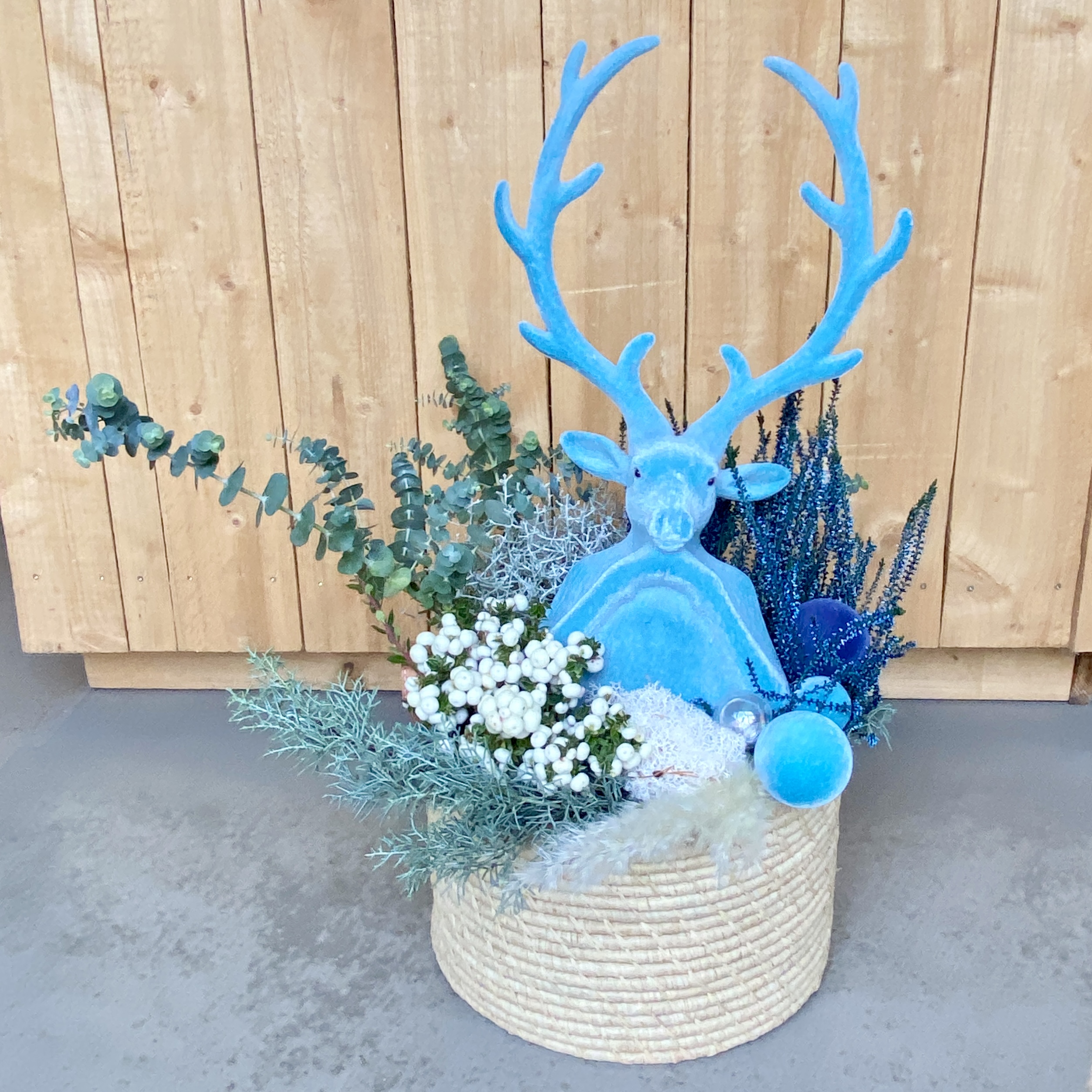 Korb mit pflanzlicher Gestaltung H65cm, türkis