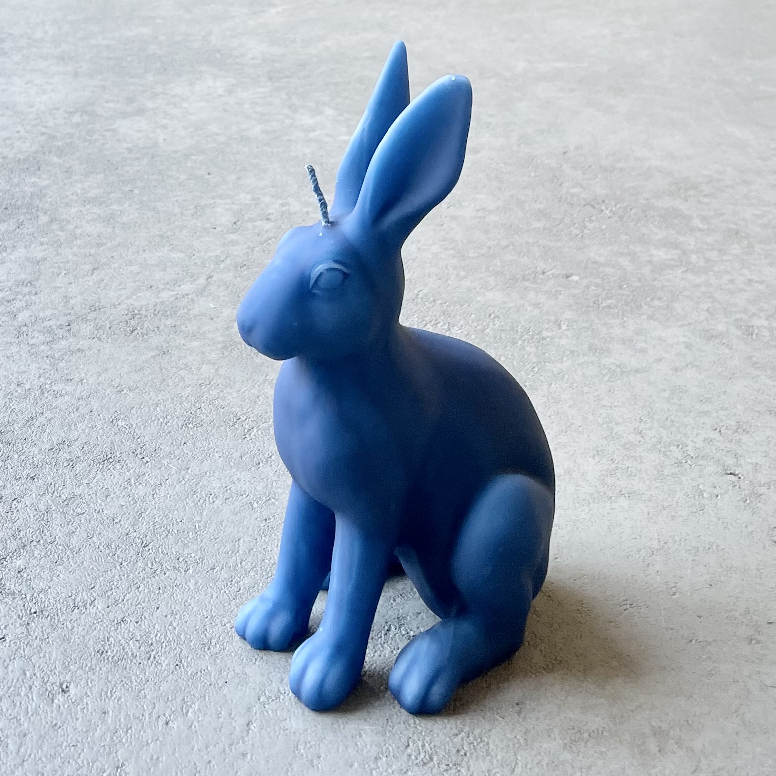 SAMT gelackte Objektkerze "Hase" H22cm, Kornblume