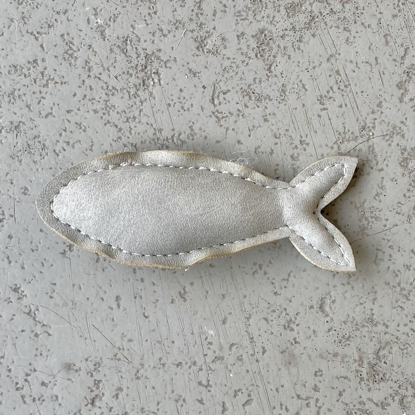 Kunstleder-Fisch "Lena" hellgrau L7,5cm