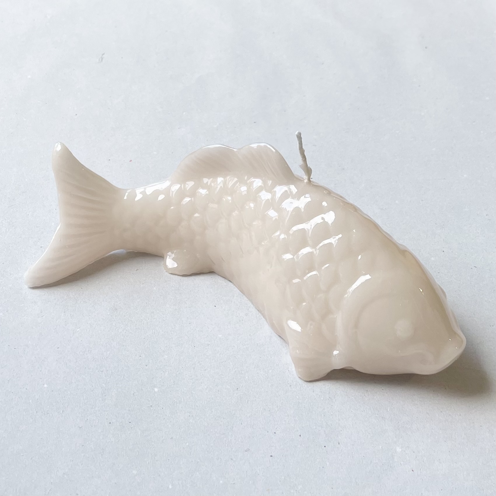 Gelackte Objektkerze "Fisch" Mandel, L23cm