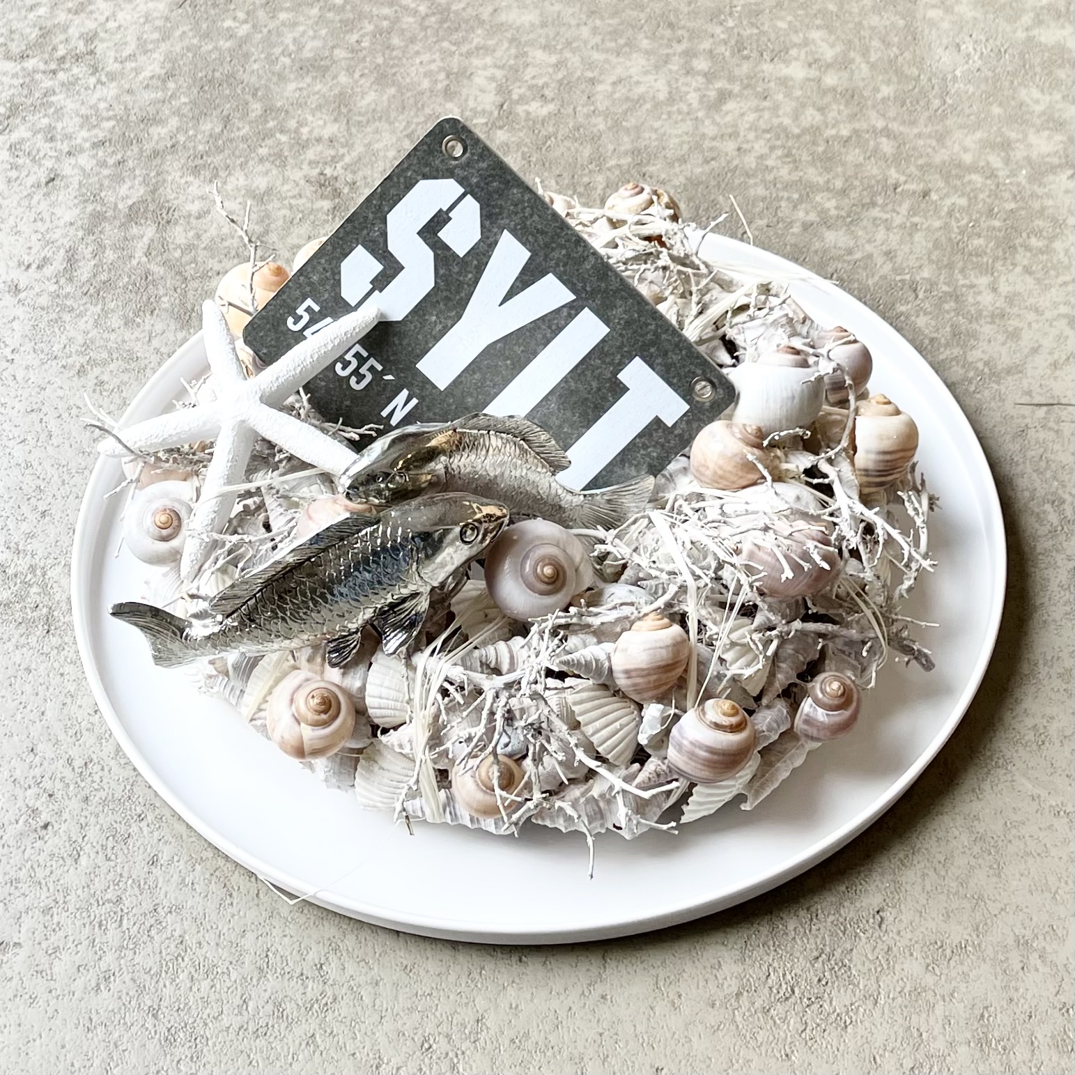 Muschelkranz "SYLT" auf Metalltablett D35cm, natur/weiß/antiksilber