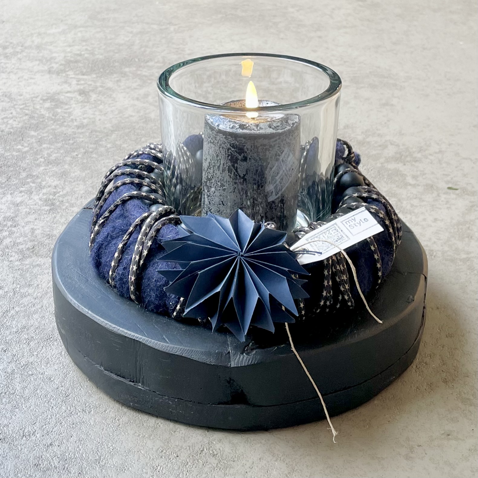 Windlicht "Papierstern" auf rustikalem Holztablett D28cm, schwarz/dunkelblau/klar