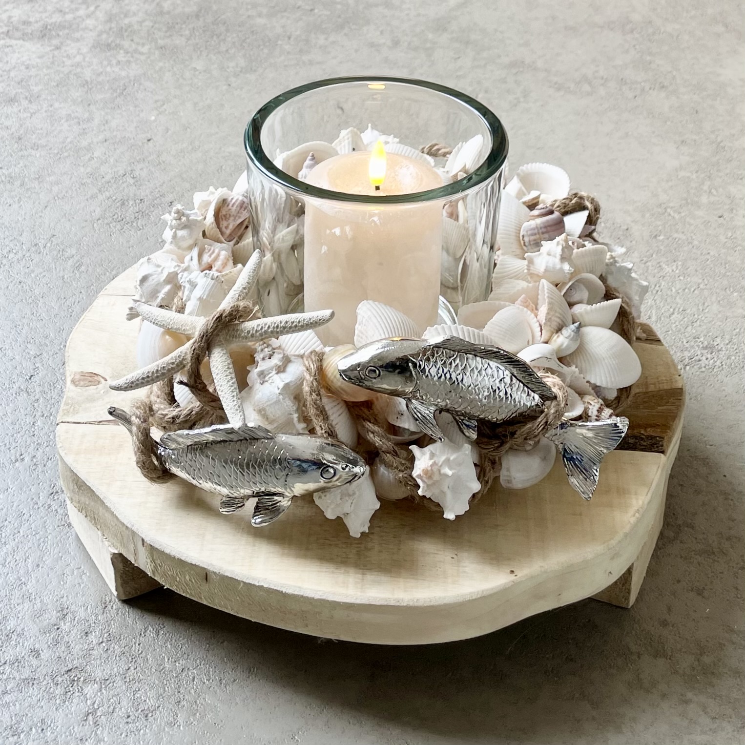 Naturholztablett mit Muschelkranz und Windlicht D35cm, natur/weiß/creme/antiksilber