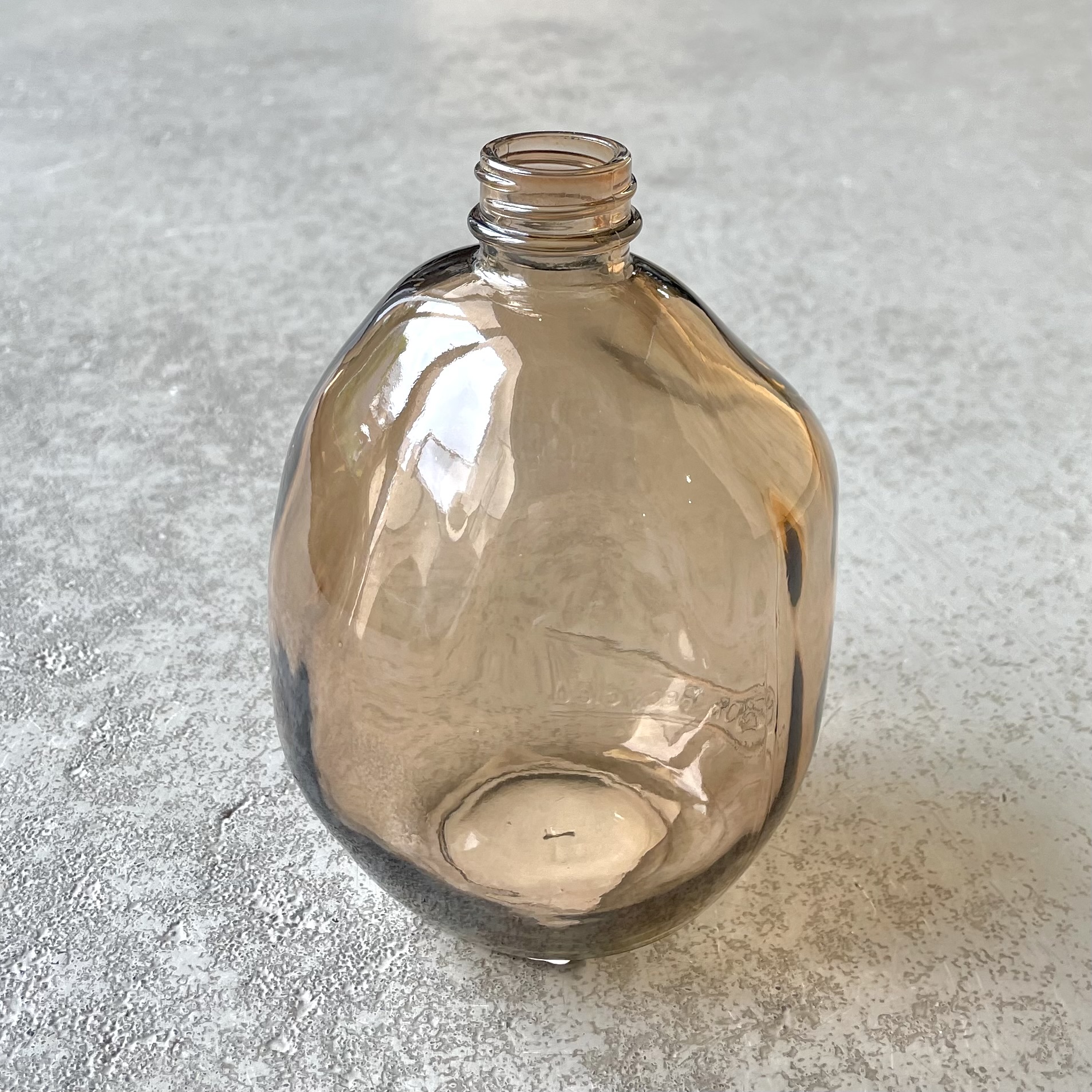 Flasche/Vase aus recyceltem Glas mit Prägung H13,5, honigbraun