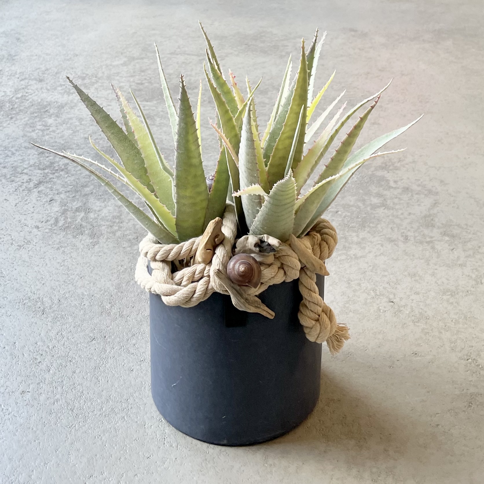 Agave-Kunstpflanze im OOhh-Topf H38cm, petrolblau/natur/zartgrün