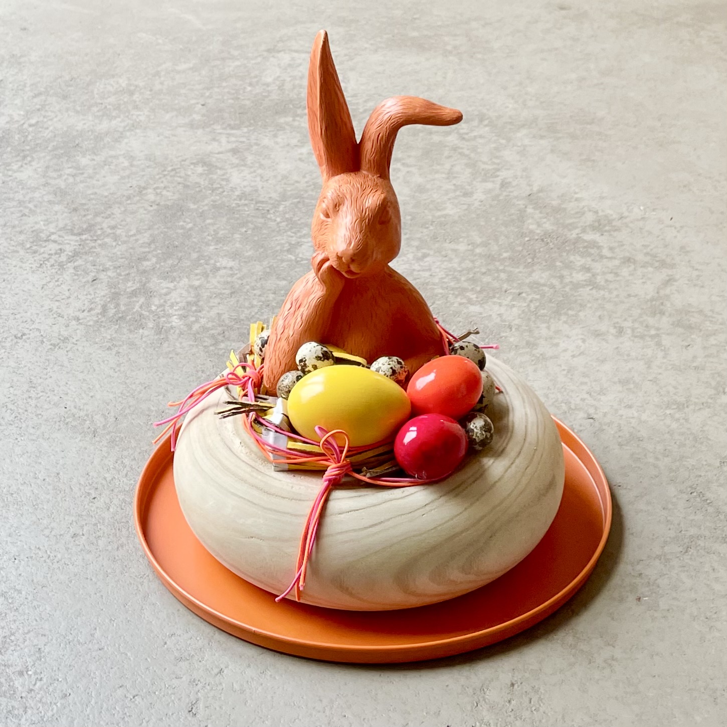 Osterkranz "Hase Nagold" auf Metalltablett D35cm, orange/natur/bunt