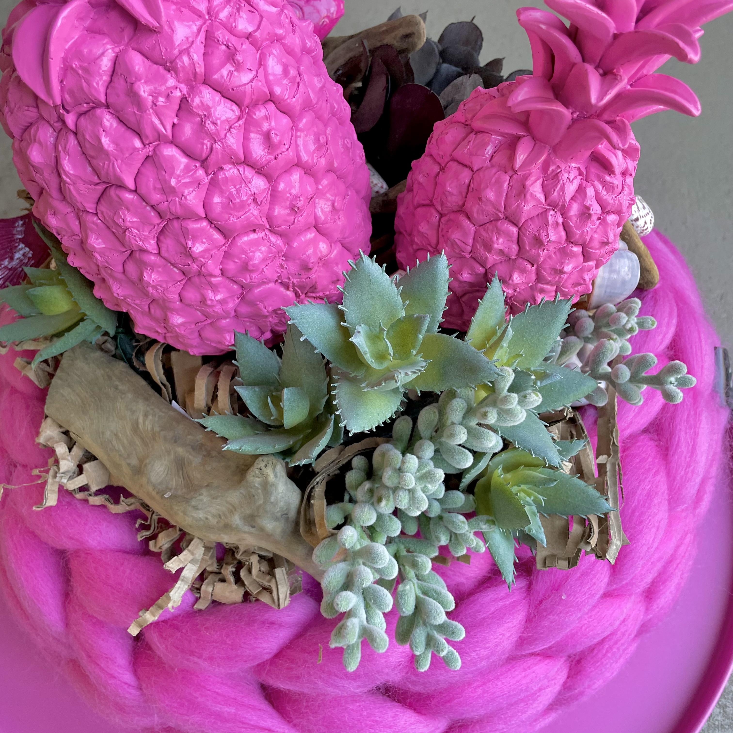 Großer Sommerkranz "Ananas" auf Metalltablett D50cm, natur/pink