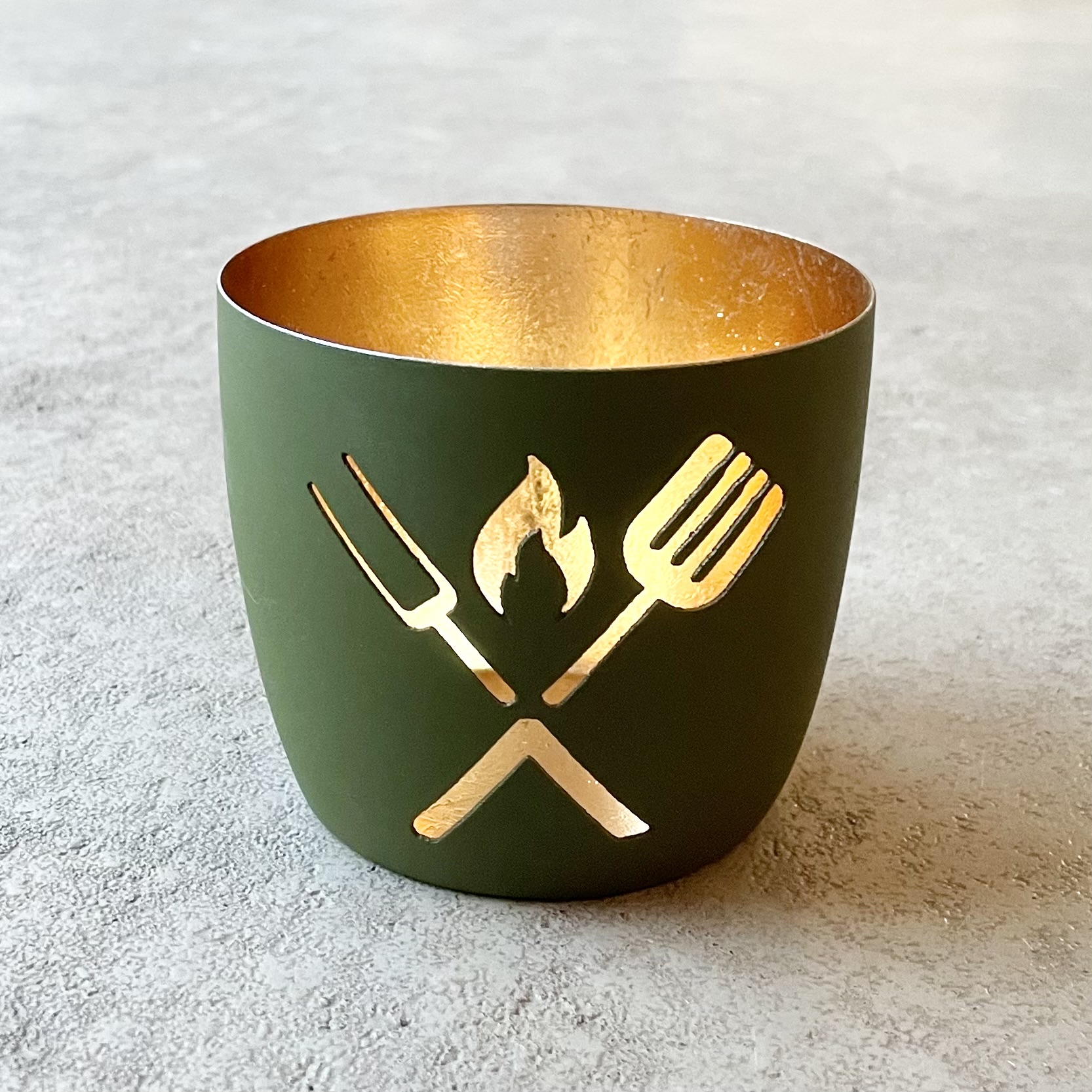 Windlicht "GRILLBESTECK" H8,5cm, olivegrün/gold