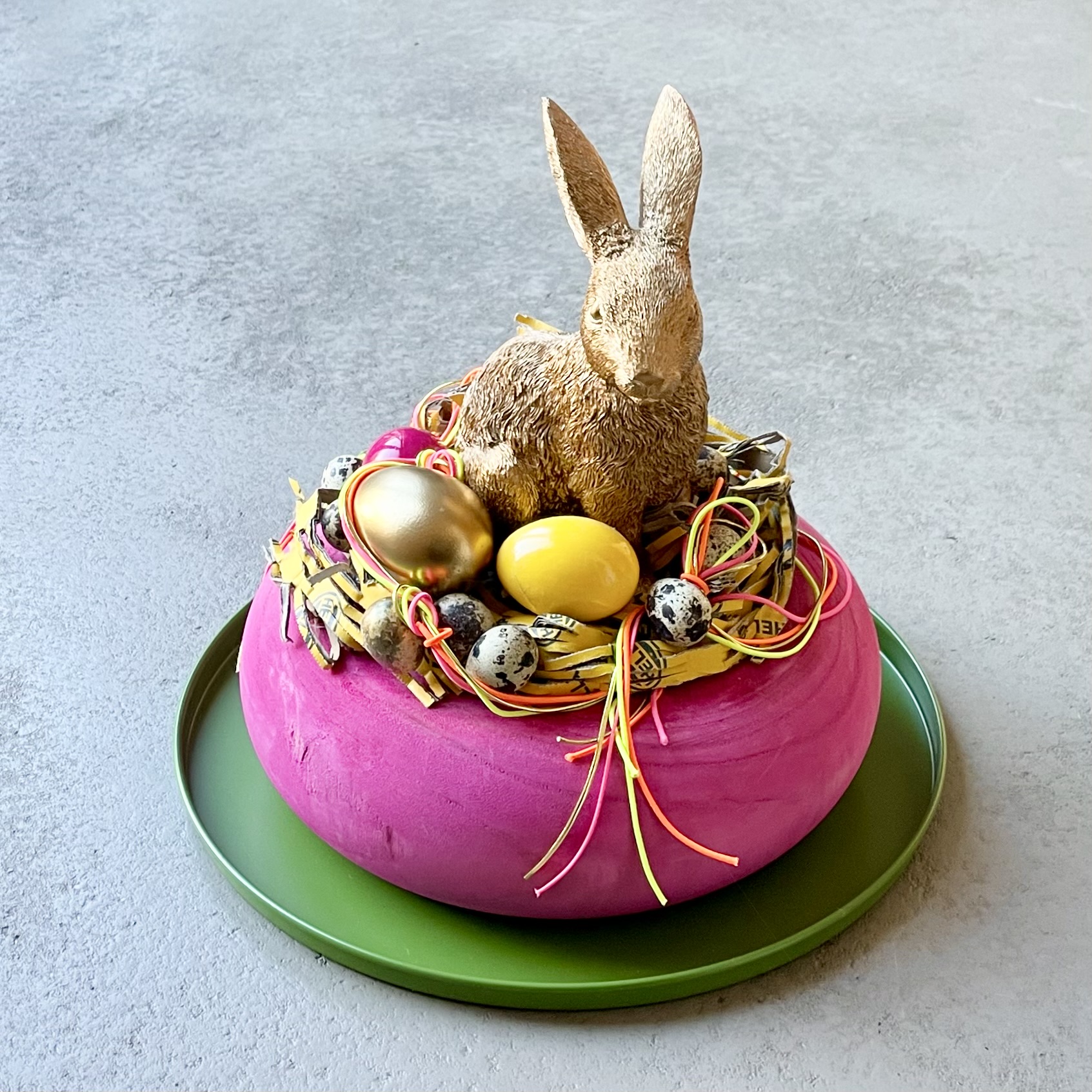 Osterkranz "Hase Florencia" auf Metalltablett D35cm, grün/pink/gold/bunt