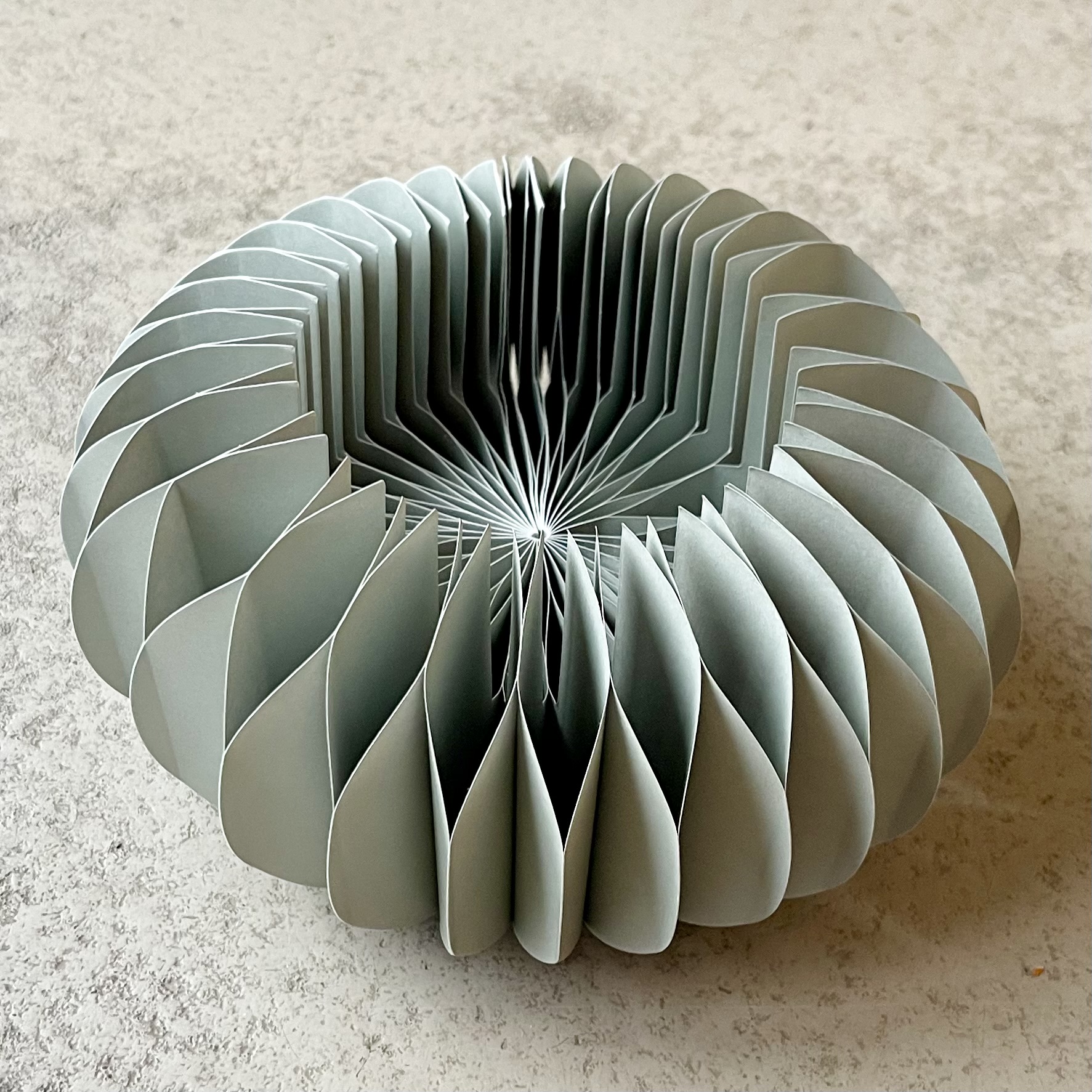 Pap.Sockel"Dacia",D22H10cm, taubengra