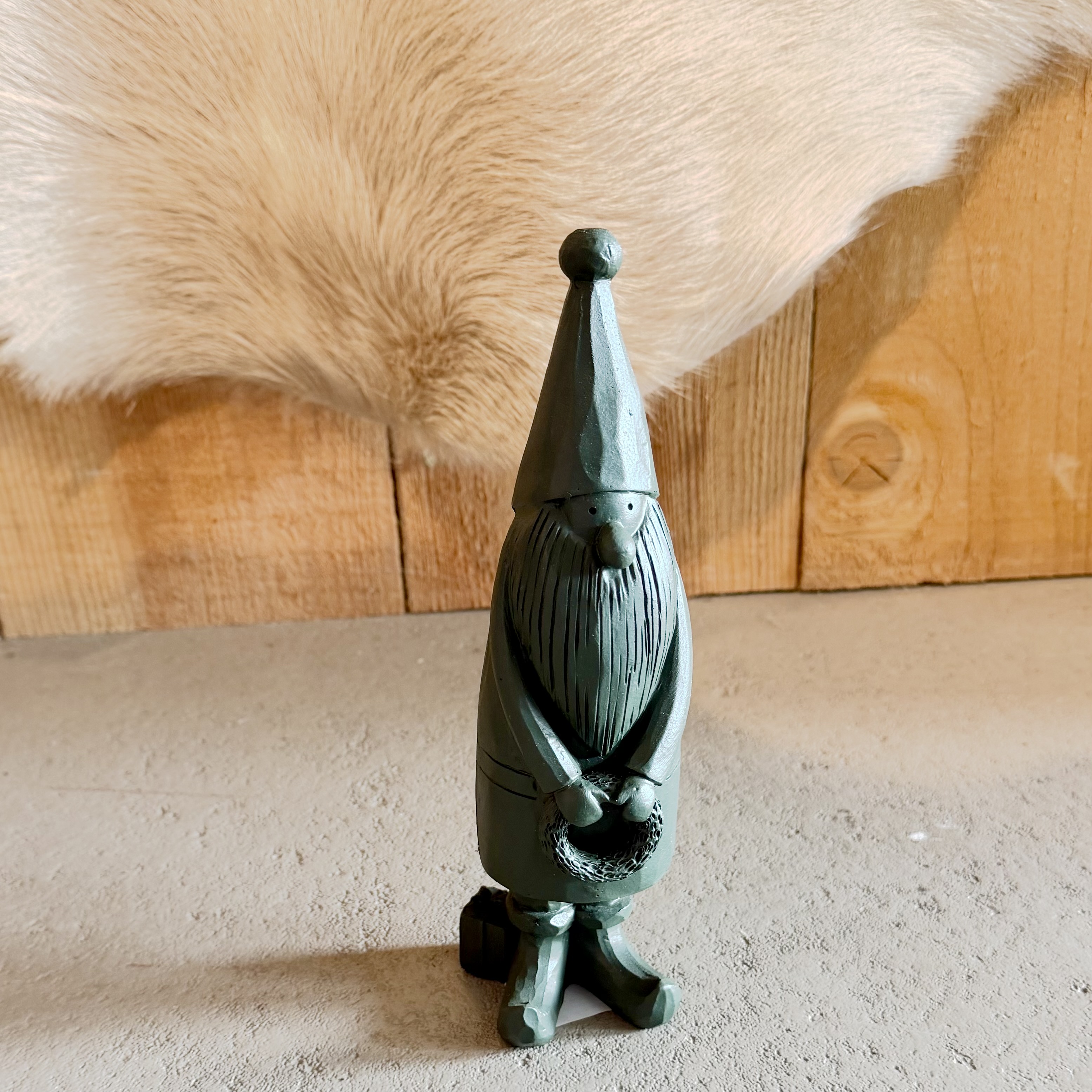 Poly Santa "Gino" Kranz, H22cm, dk.grün