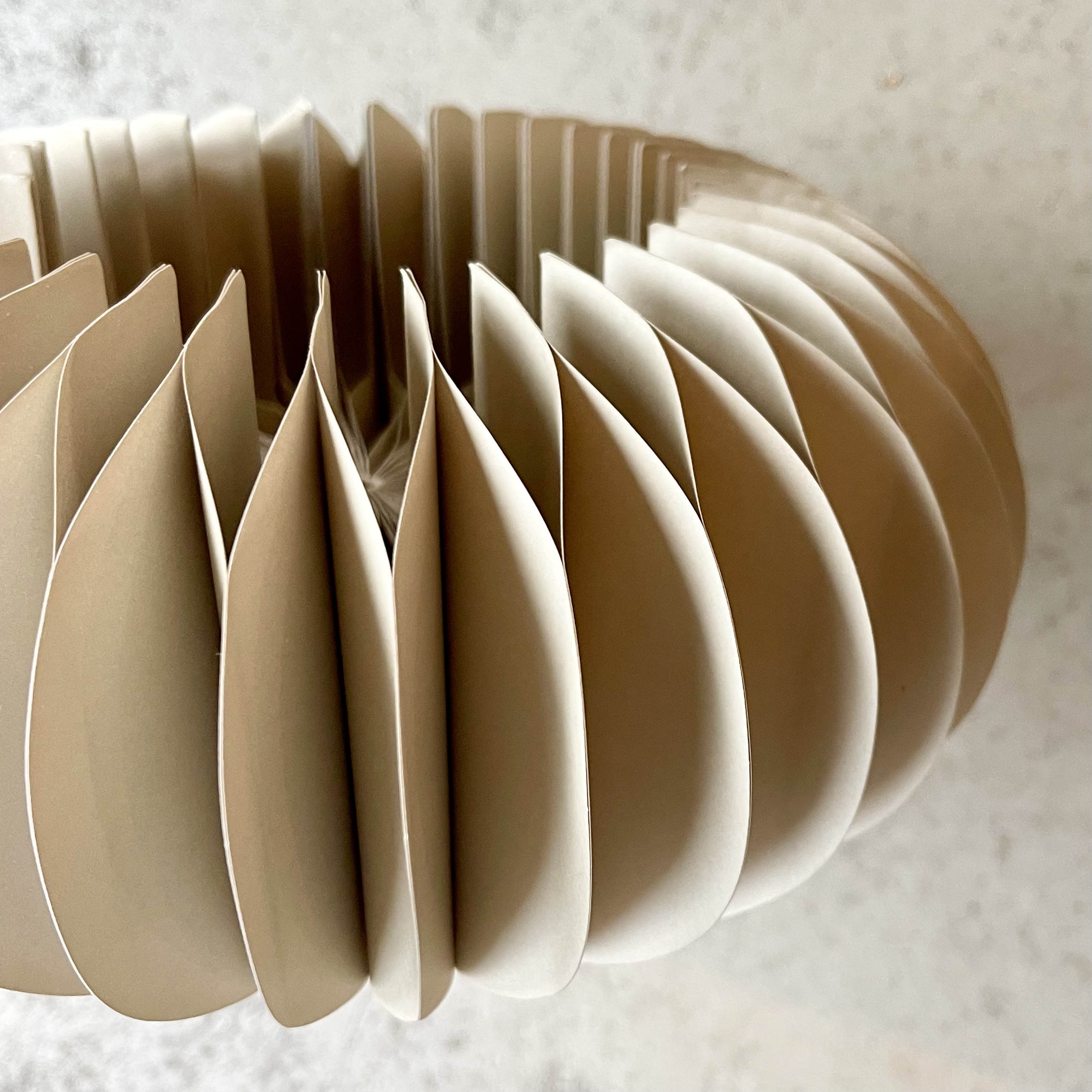 Pap.Sockel"Dacia",D22H10cm, greige