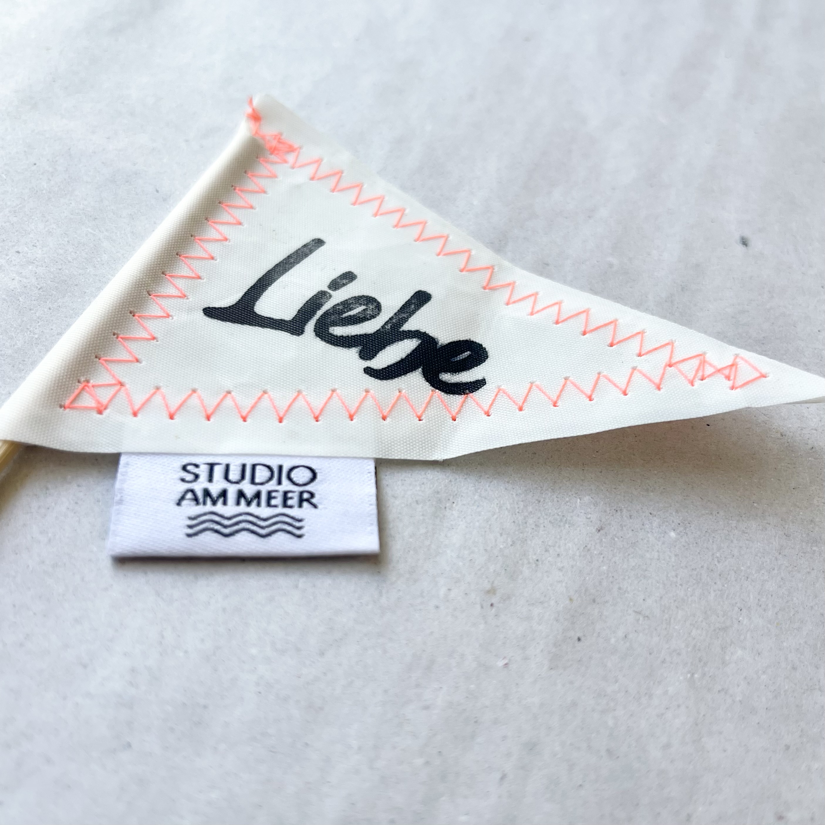 Segeltuch Deko-Fähnchen "Liebe" L29,5cm, weiß/orange/schwarz