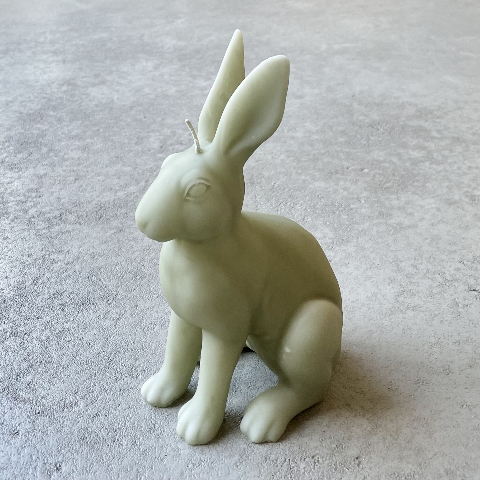 SAMT gelackte Objektkerze "Hase" H22cm, Flechte