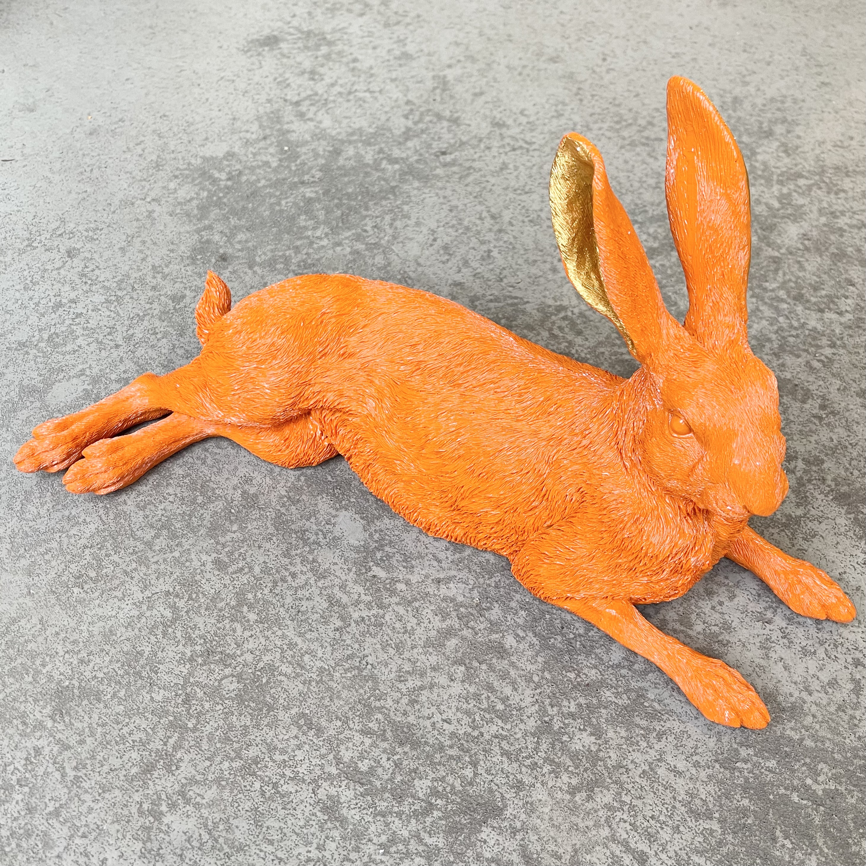 Hase liegend orange Poly Outdoor 47/25