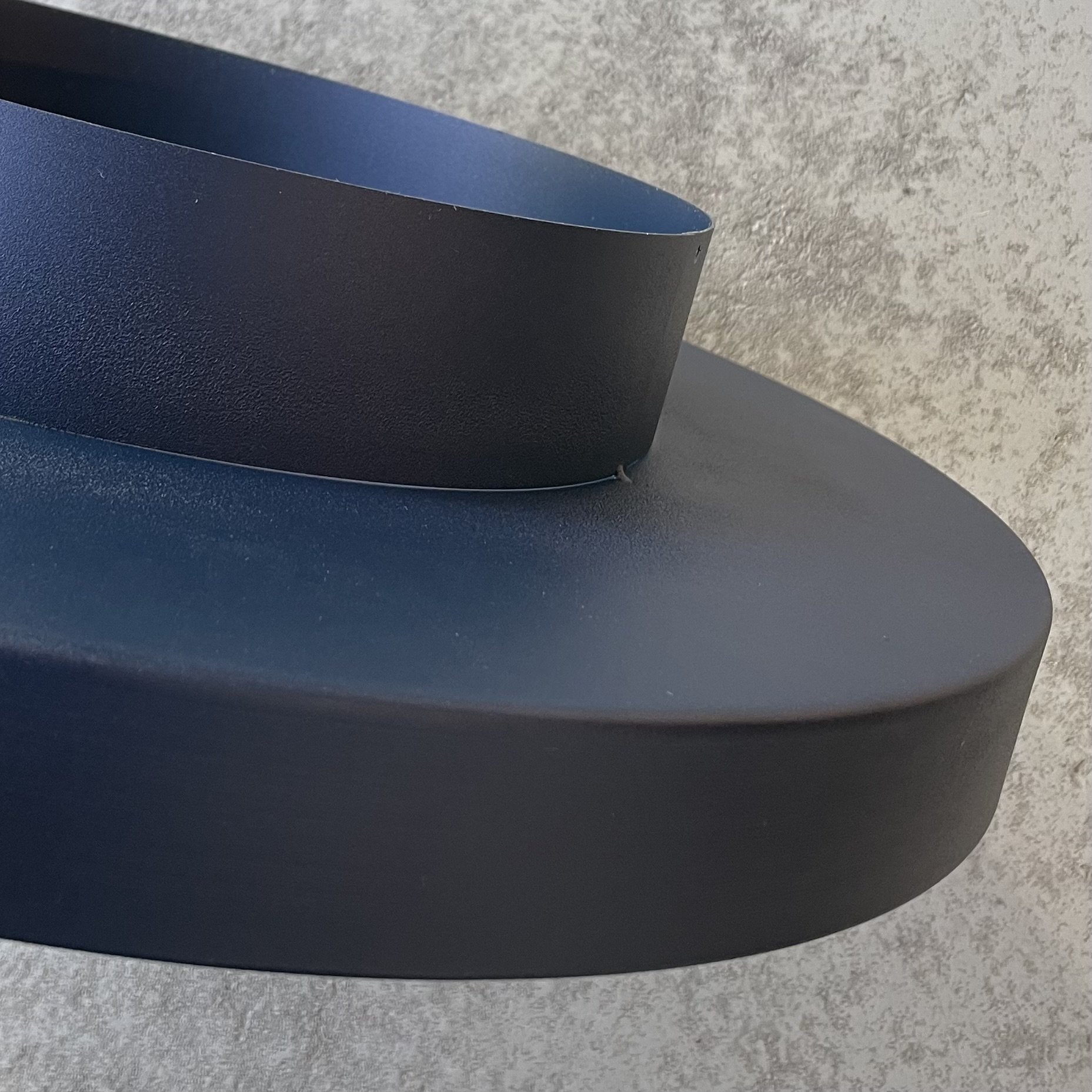 Metall-Tablett "Erik" rund auf Fuß, D50cm, blau