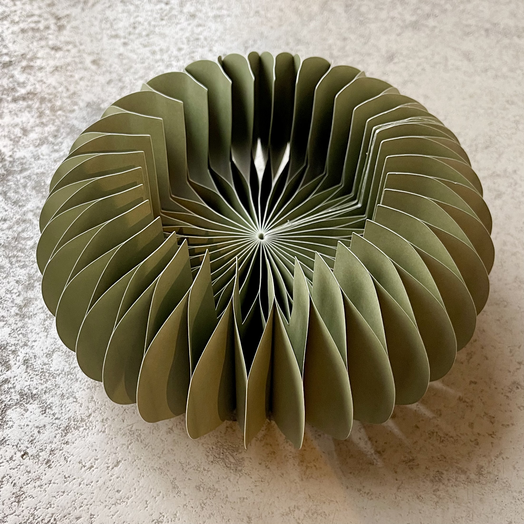 Pap.Sockel"Dacia",D22H10cm, dkgrün