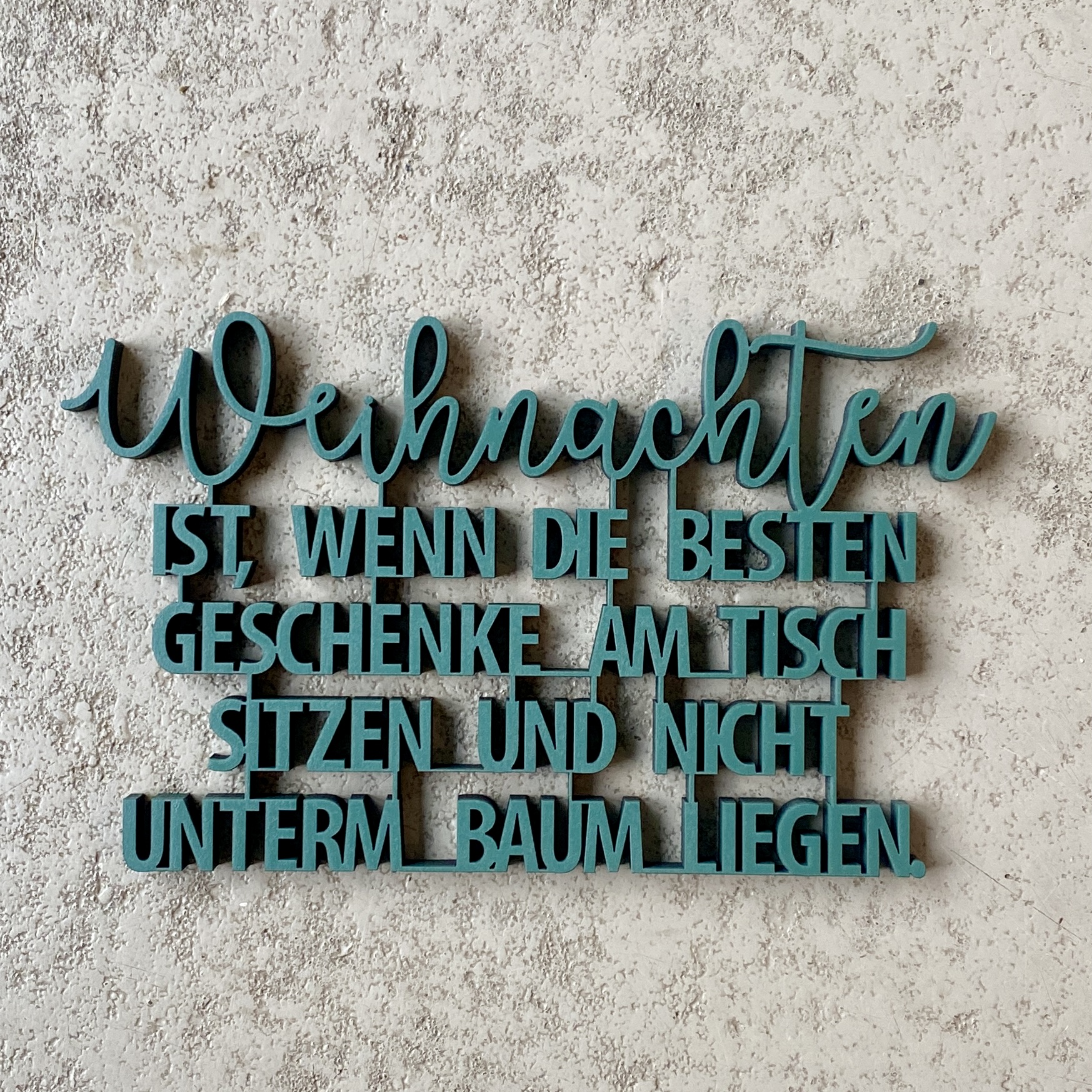 Schriftzug "Weihnachten IST, WENN DIE BESTEN GESCHENKE AM TISCH SITZEN UND NICHT UNTERM BAUM LIEGEN" grün