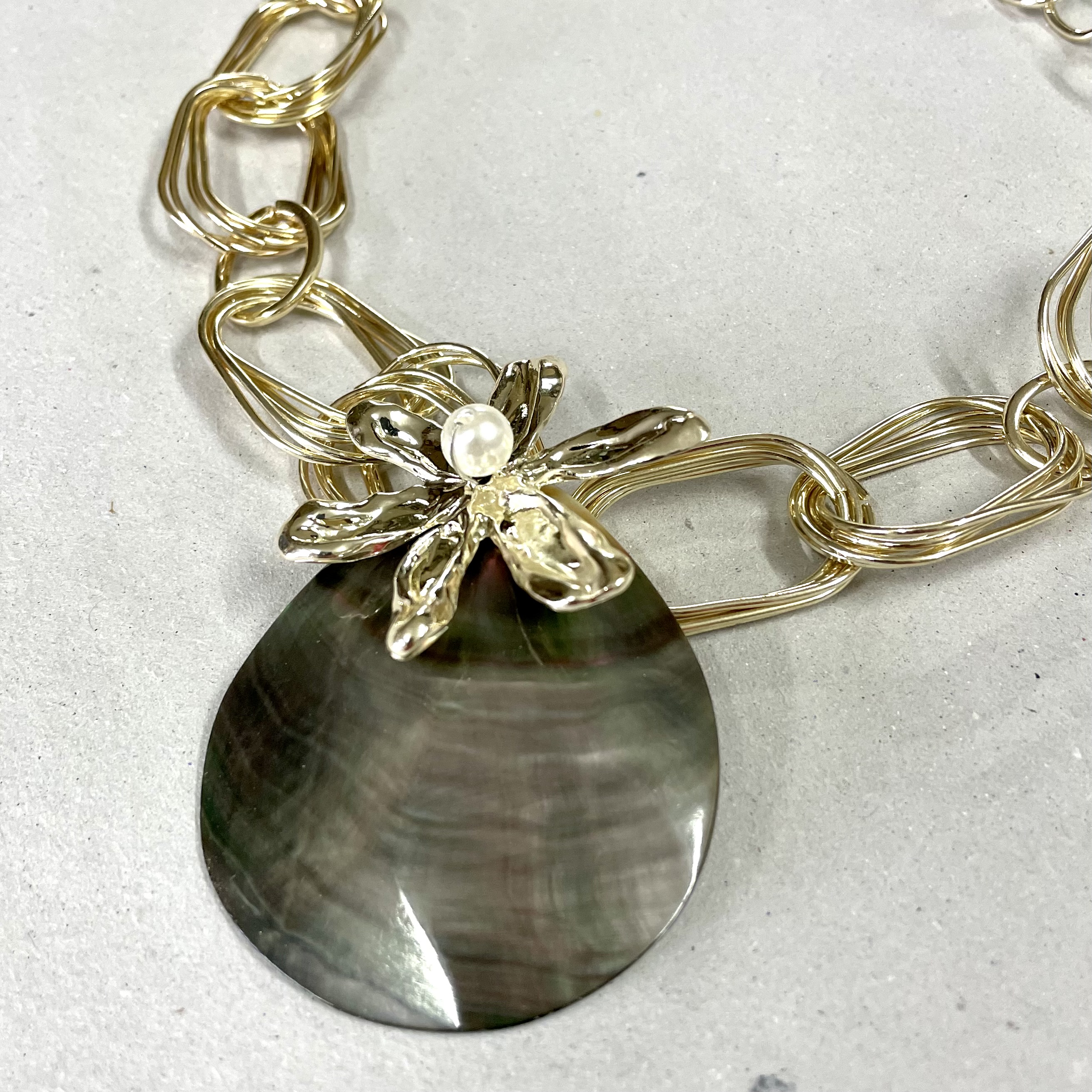 Muschelkette mit Blume