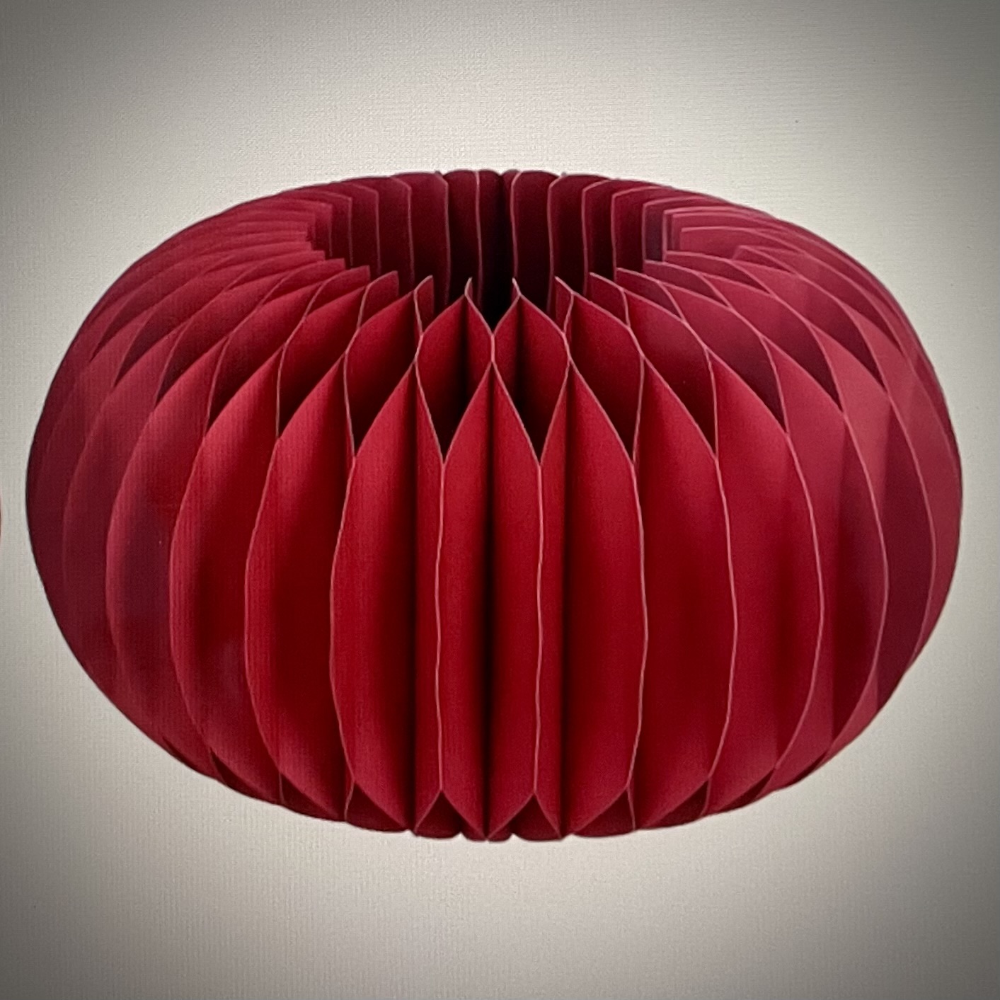 Pap. Sockel ''Dacia'' D28cm, dunkelrot