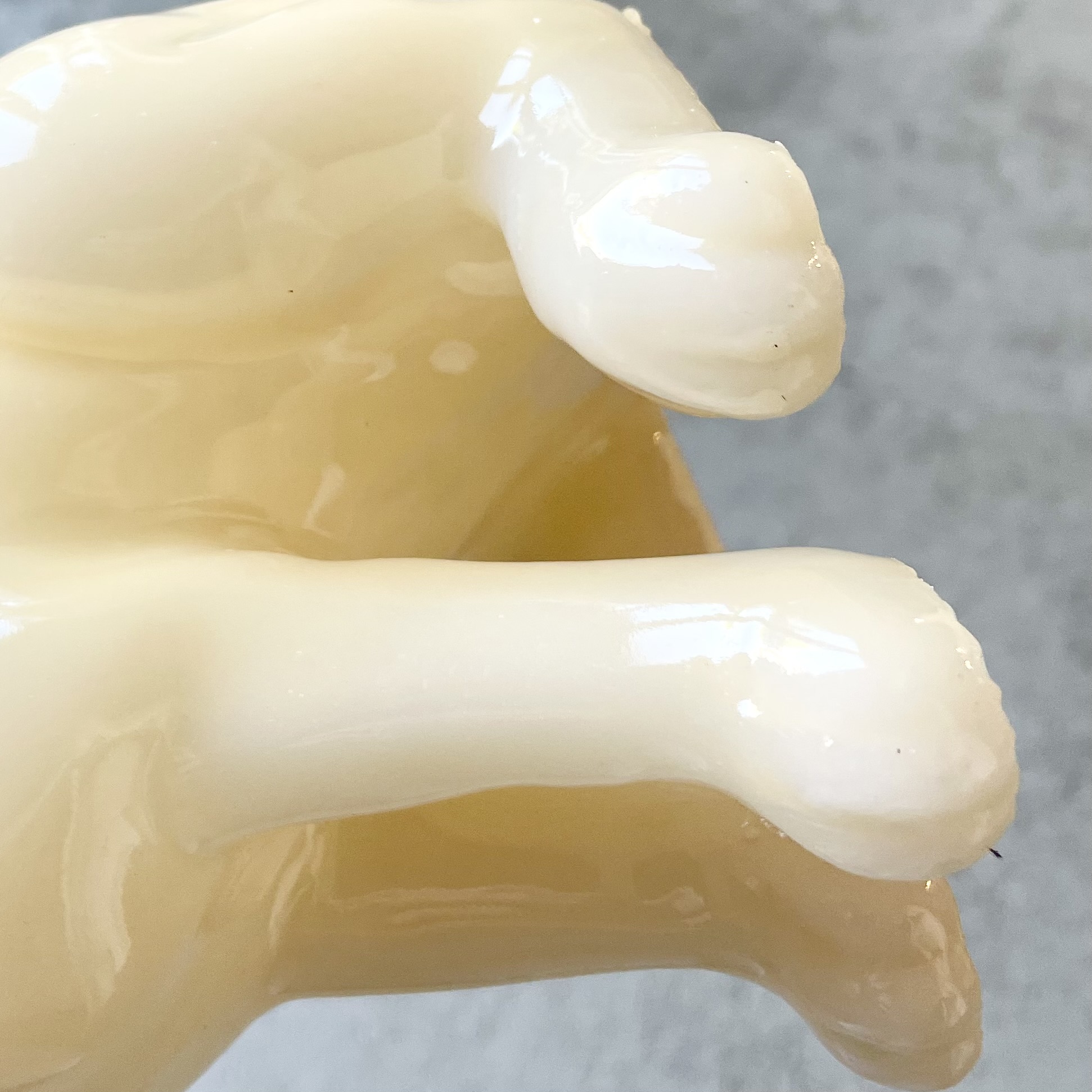 Hochglanz Objektkerze "Hase" H22cm, Quitte