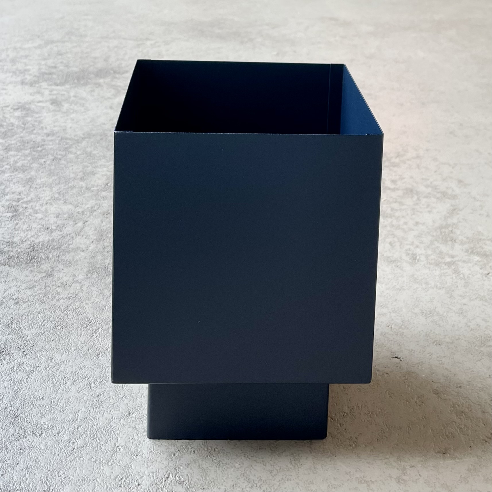 Metall-Kasten "Erik" quadratisch auf Fuß L15cm, blau