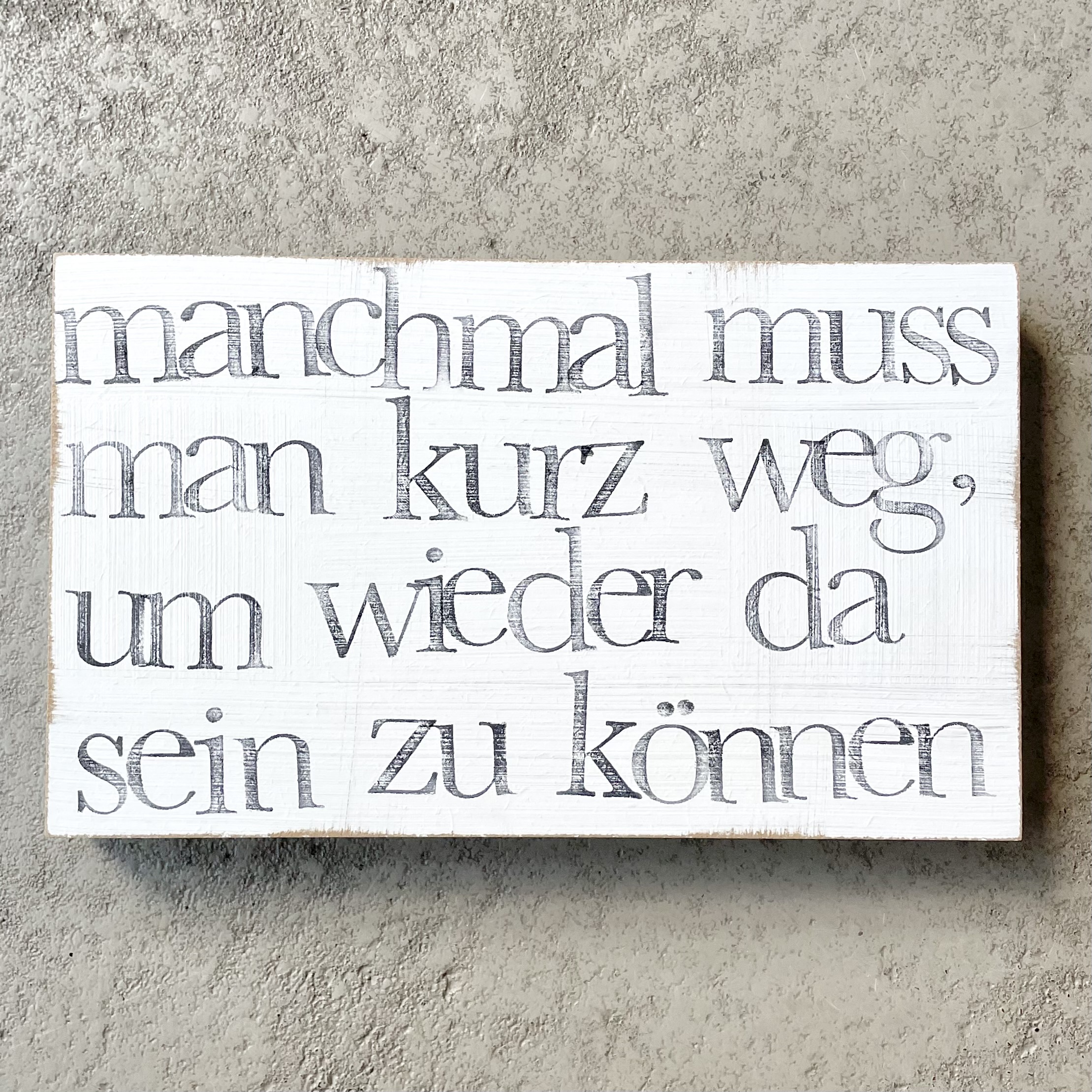 Textplatte "manchmal muss man kurz weg, um wieder da sein zu können" 25x15cm, weiß/schwarz