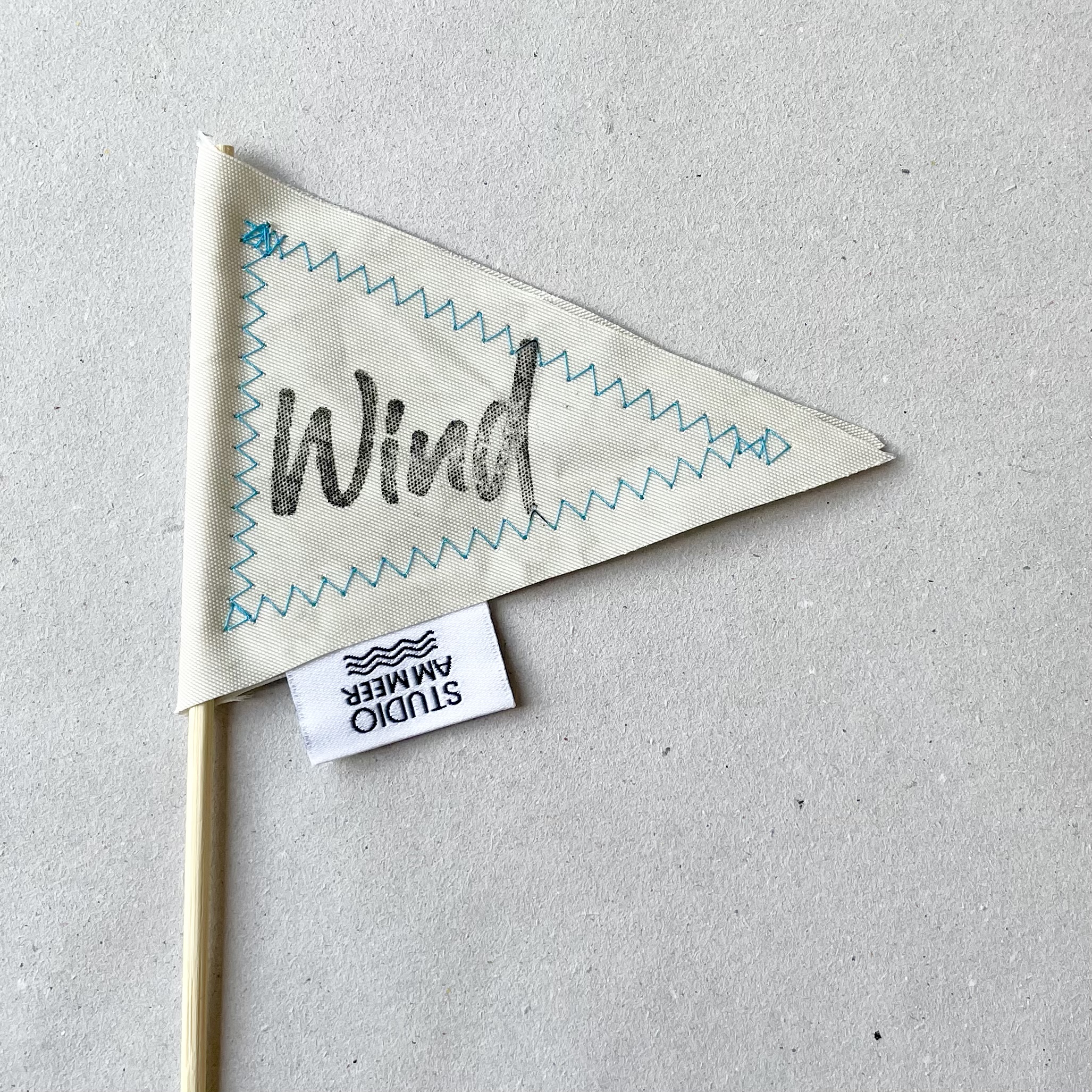 Segeltuch Deko-Fähnchen "Wind" L29,5cm, weiß/blau/schwarz