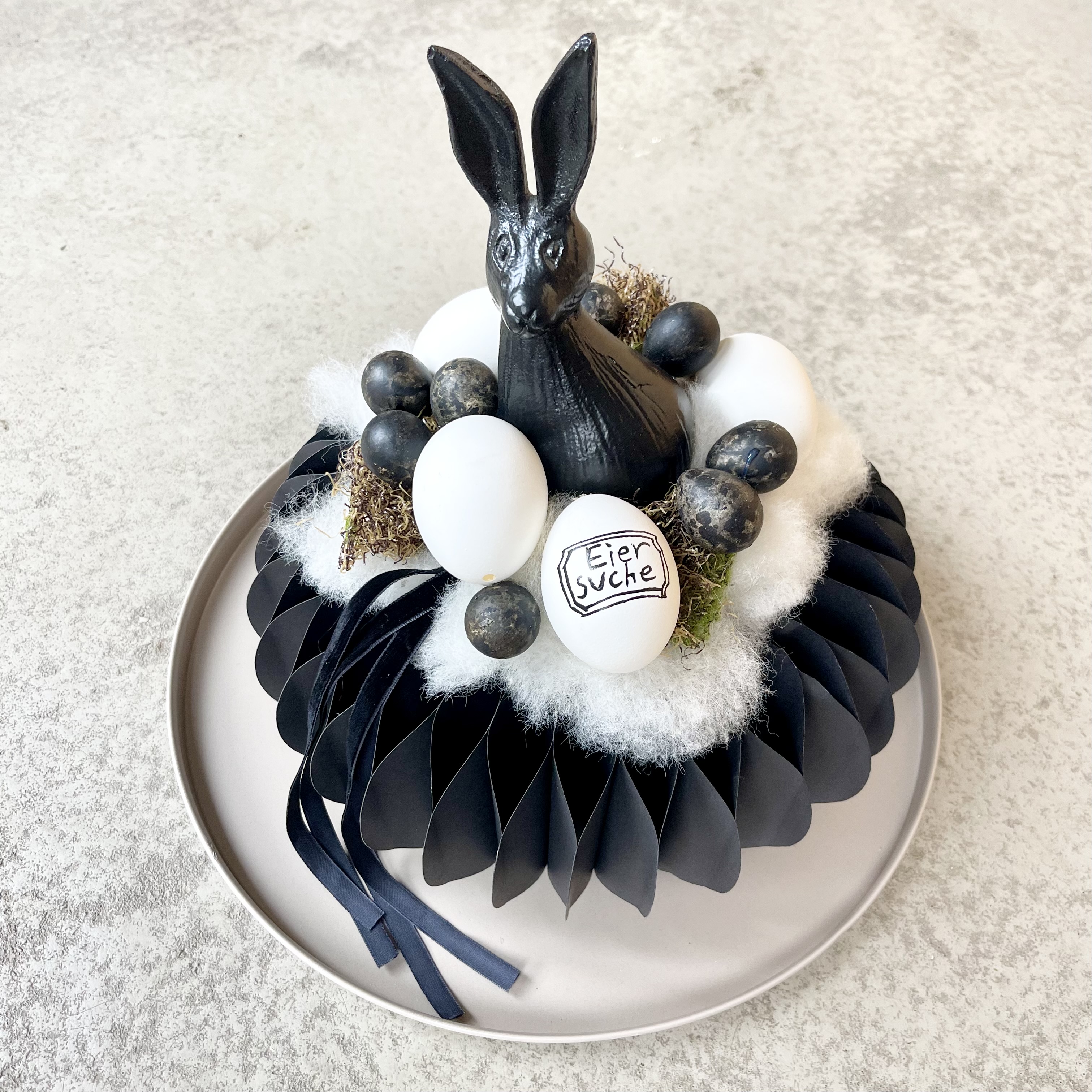 Hasennest Frühling black&white