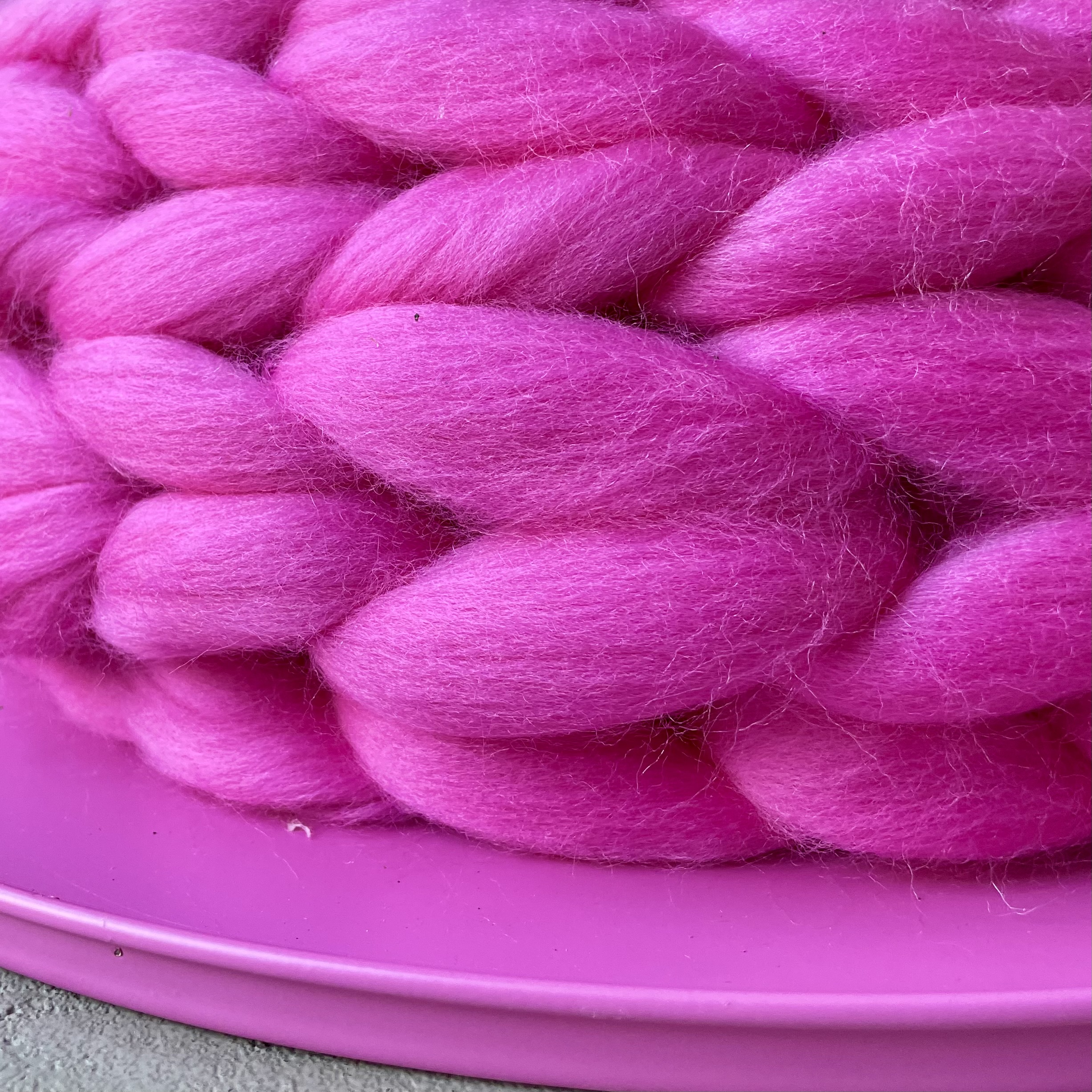 Großer Sommerkranz "Ananas" auf Metalltablett D50cm, natur/pink