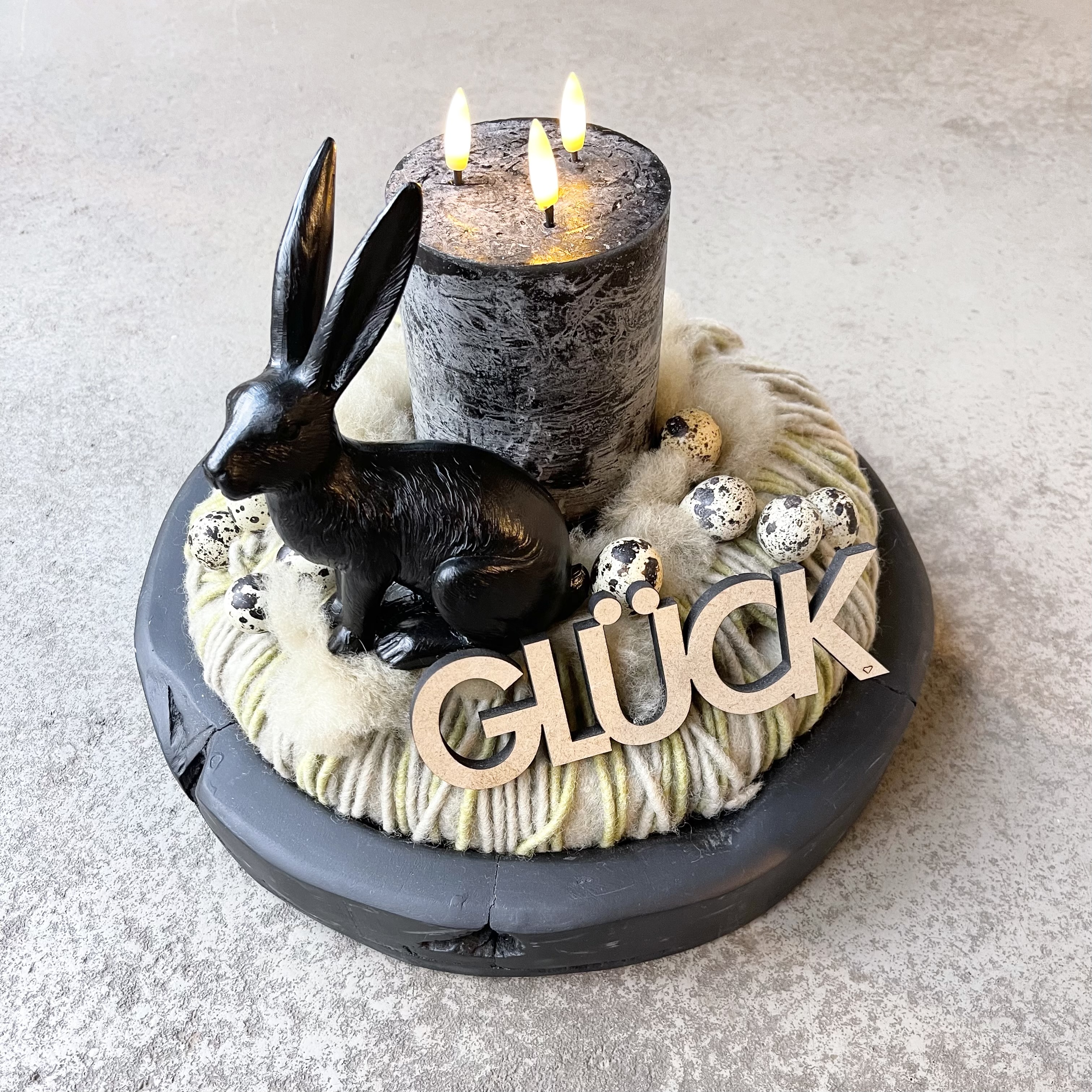 Frühlingskranz "GLÜCK" auf Holztablett mit Dreidochtkerze D38cm, schwarz/natur/grün