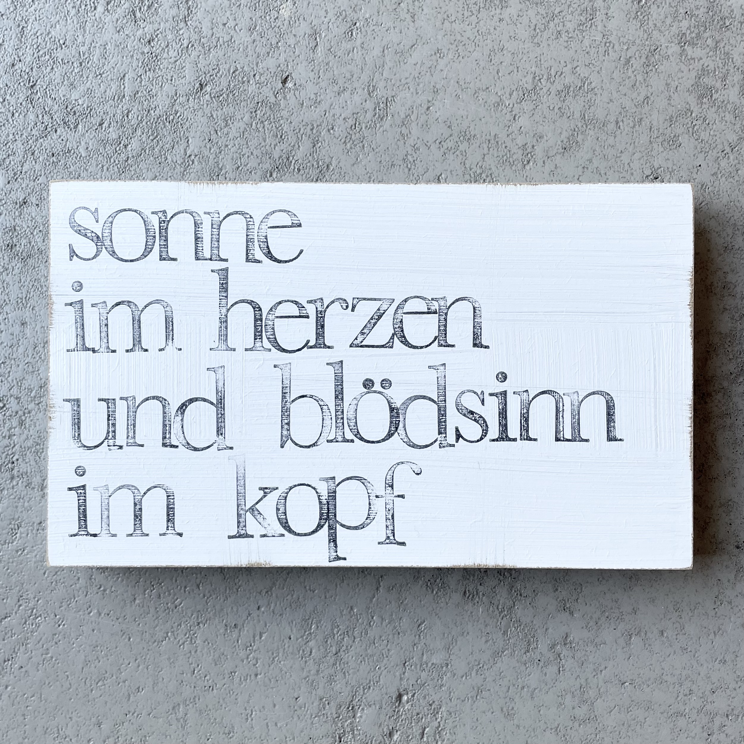 Textplatte "sonne im Herzen und blödsinn im kopf" 25x15cm, weiß/schwarz