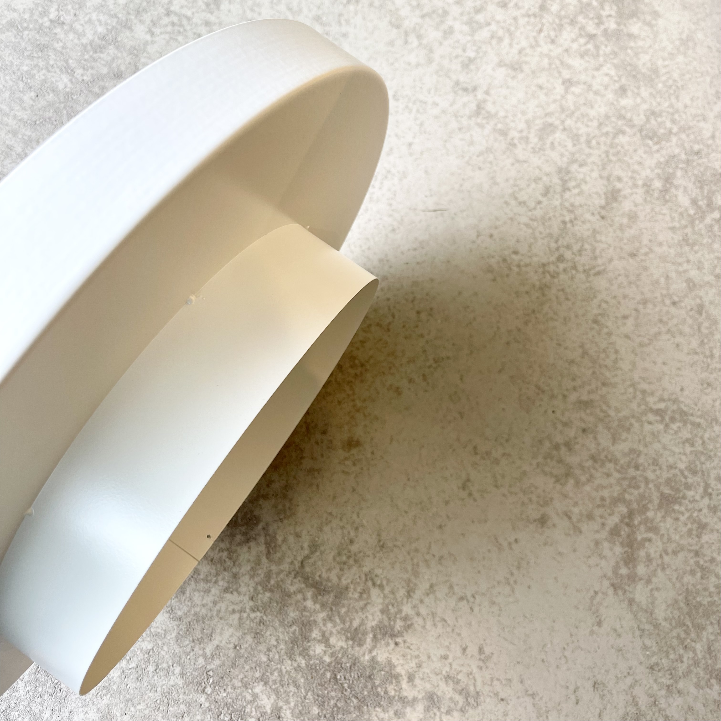 Metall-Tablett "Erik" auf Fuß D50cm, creme