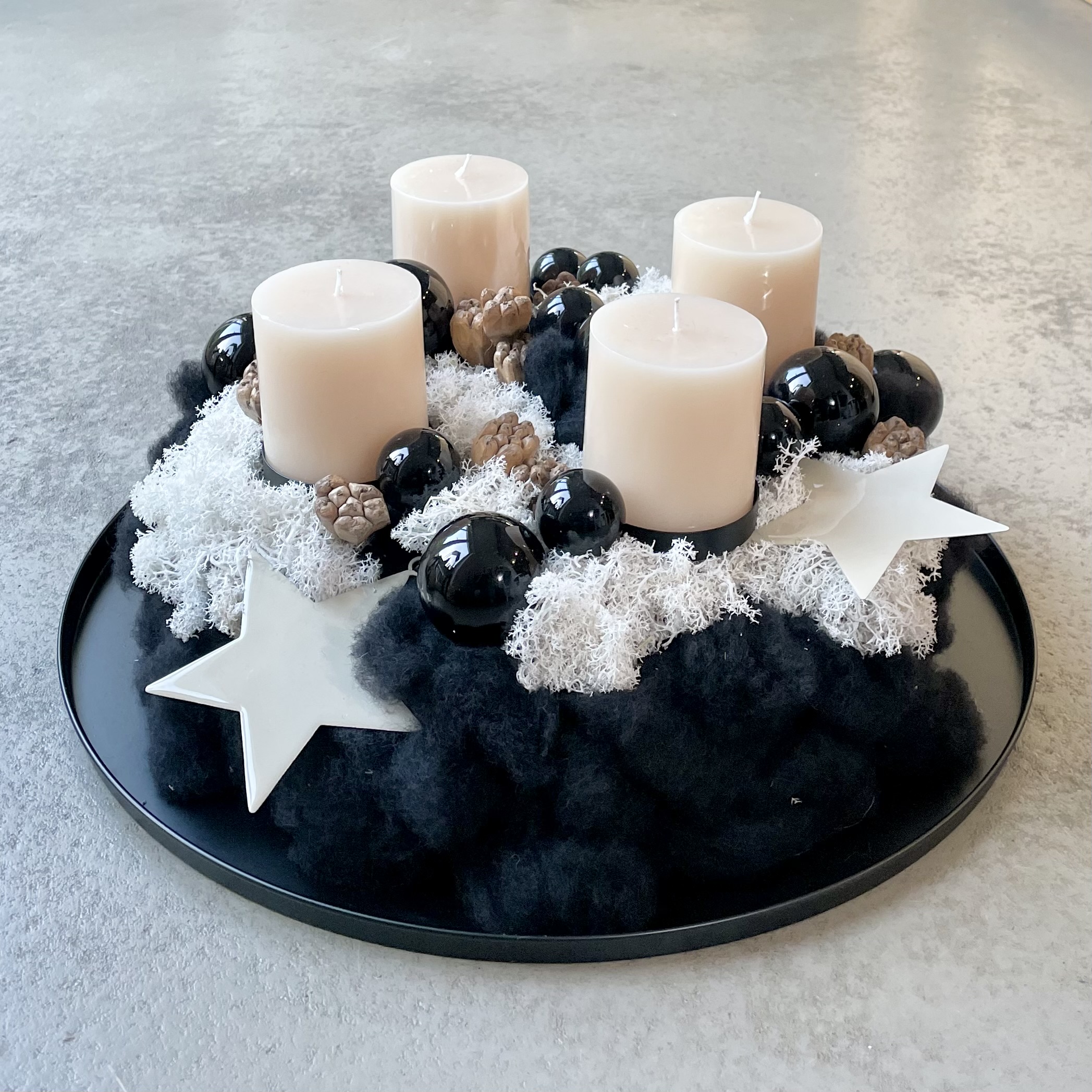 Großer Adventskranz "Sterne" auf Metalltablett mit vier Kerzen D50cm, schwarz/creme