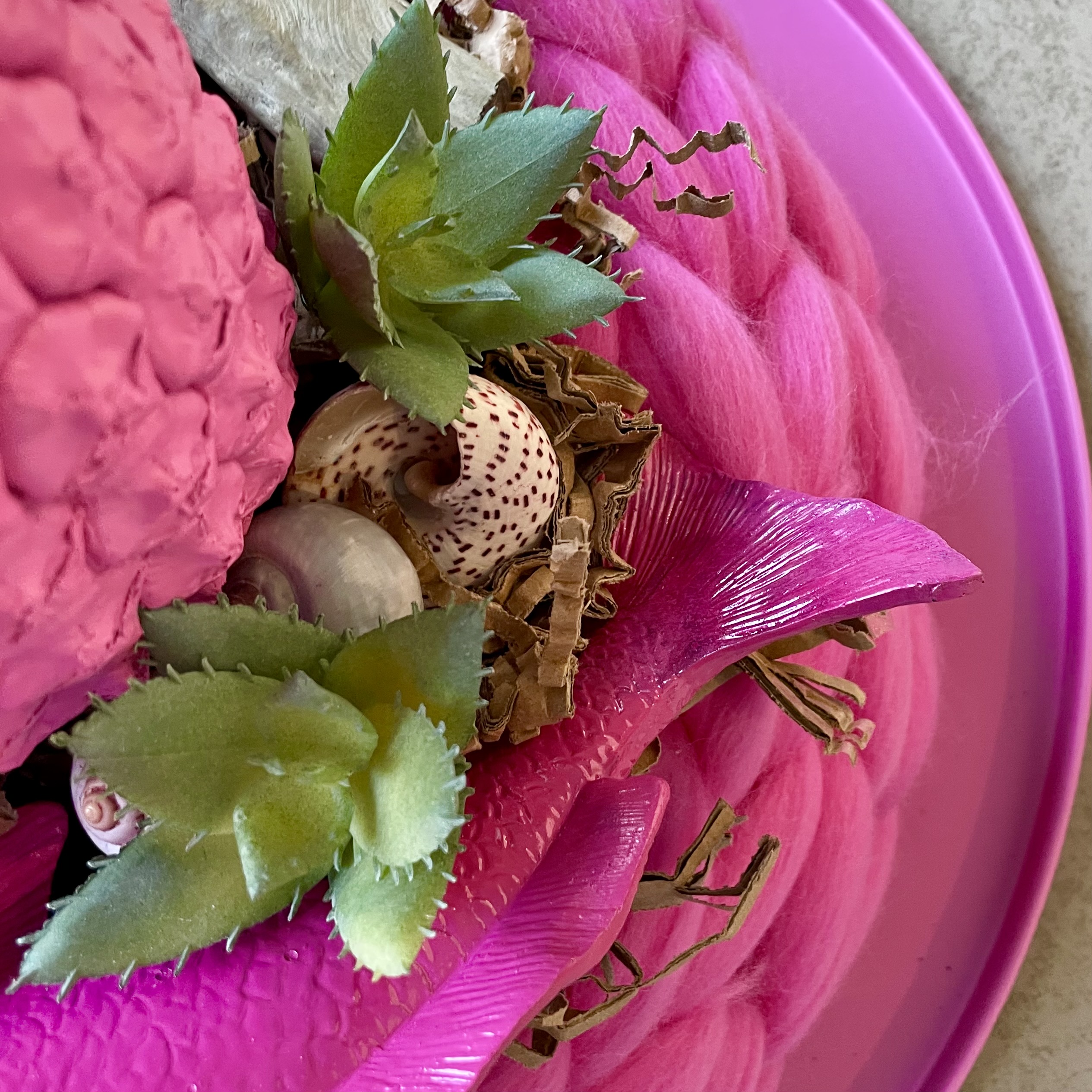 Großer Sommerkranz "Ananas" auf Metalltablett D50cm, natur/pink