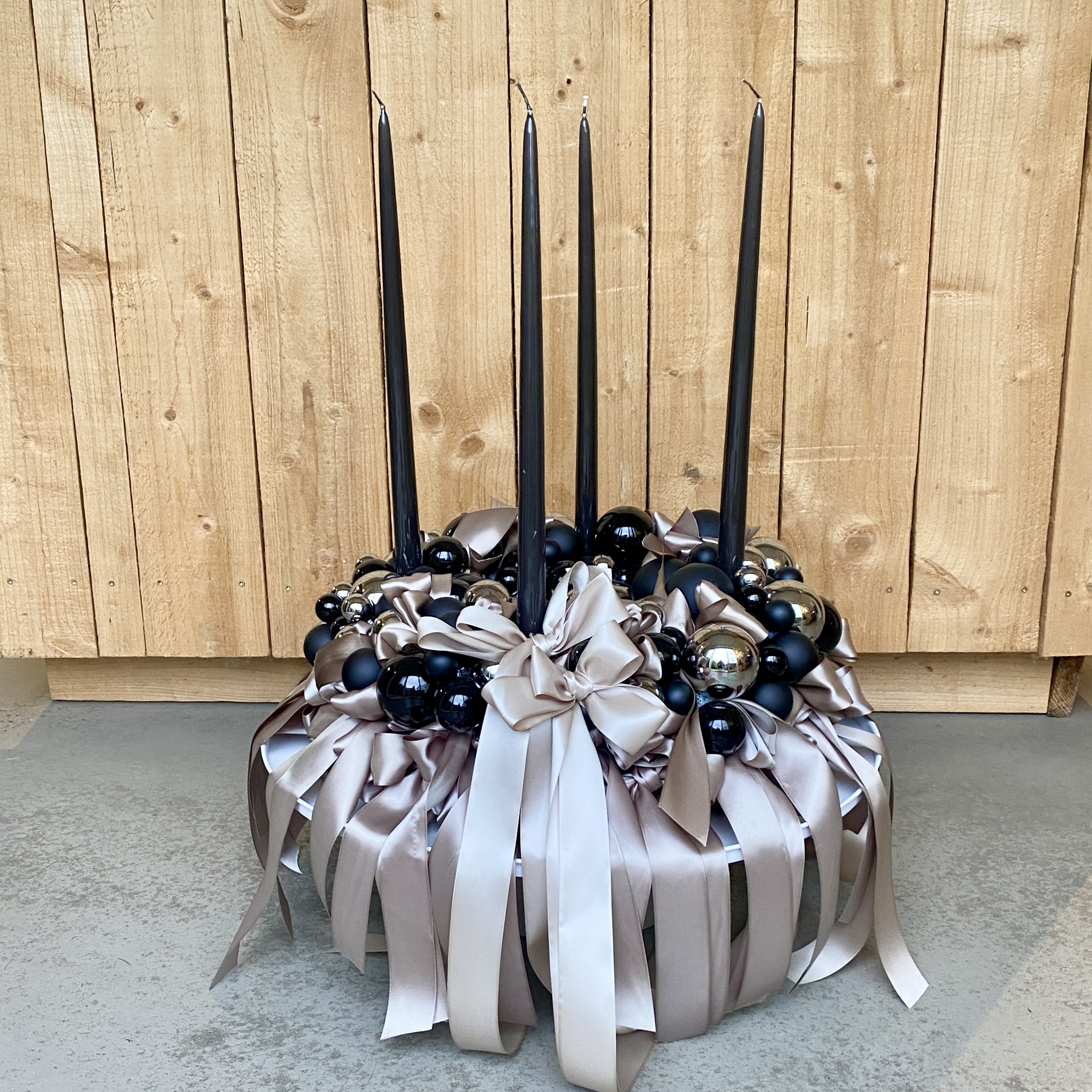 Schleifenkranz D50cm, schwarz taupe