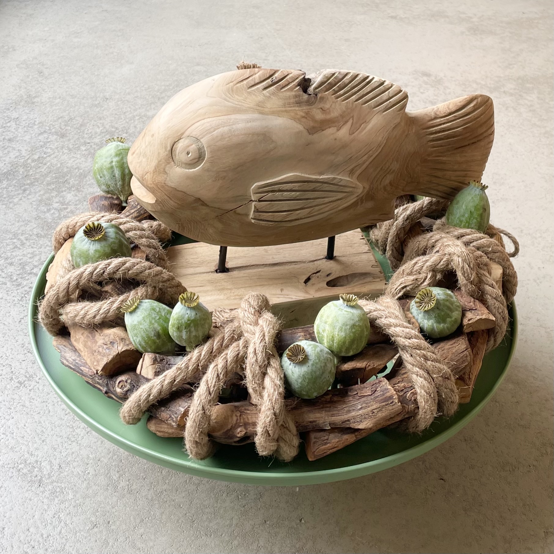 Holzkranz auf Metalltablett a.F. "Teakholz-Fisch" mit Mohnkapseln, D50cm, salbei/natur/grün