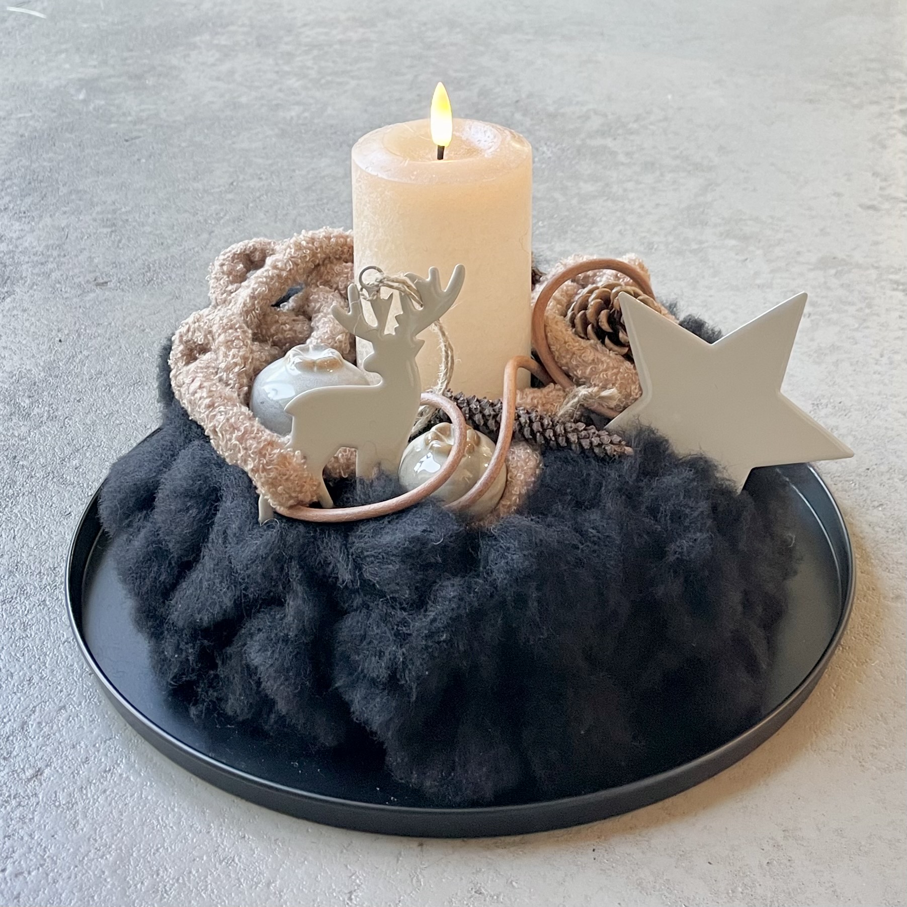 Weihnachtskranz "Hirsch + Stern" auf Metalltablett mit LED-Kerze D35cm, schwarz/natur