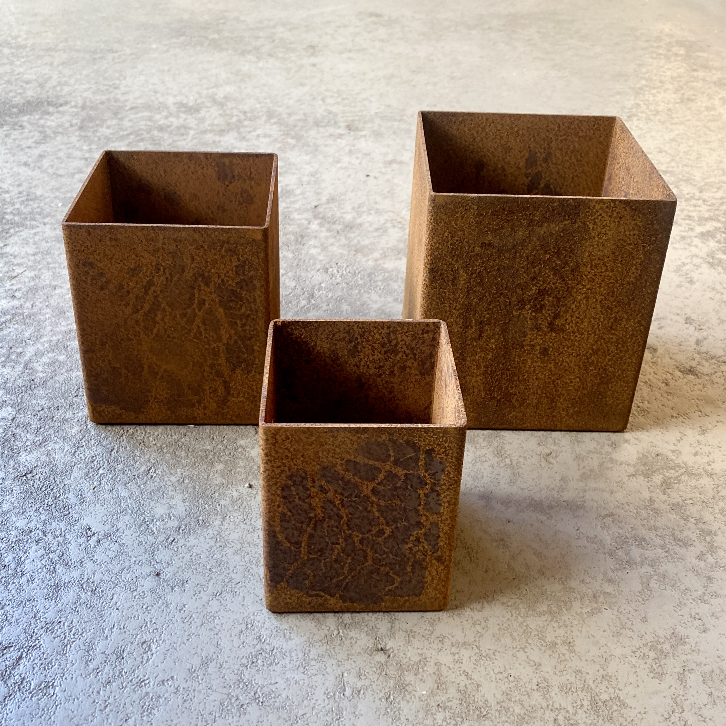 3teiliges Set rostige Eisenpflanzgefäße kubisch