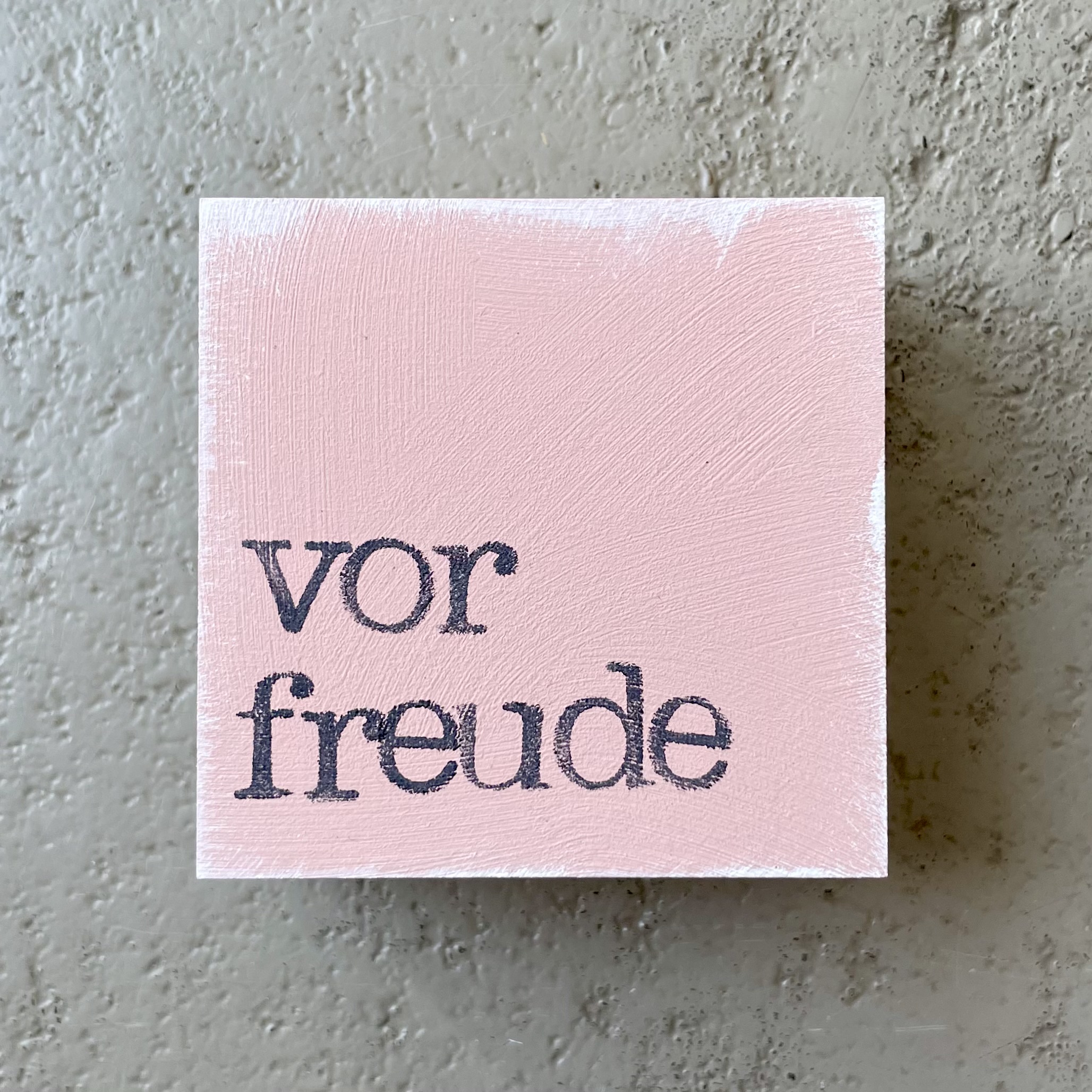 Textplatte "vorfreude" 6x6cm, puder/schwarz