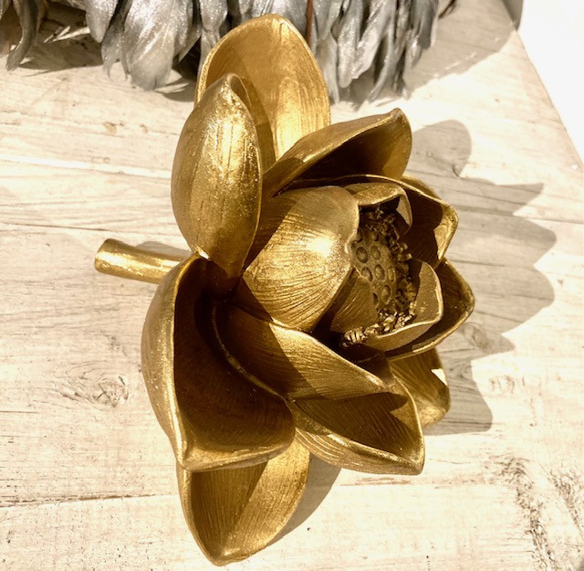 MICA Living Yoga Figur Auf Lotusblüte - Deko Figur Gold/Braun 25x8x20,5cm